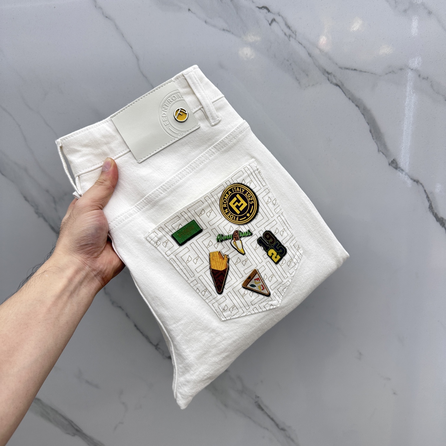 NO:515357,Fendi, high-end customization, the latest jeans in early autumn 2025, are released simultaneously on the counter, original custom reproduction, customer-supplied hardware and accessories, original quality, imported fixed-color denim elastic fabric, heavy-industrial washing, fine workmanship and excellent upper body!  Selected single products, complete three standards, original AD single product, number 29-38 without 37,,fendi,fendi,jeans,alexander wang19860909Fendi芬迪 高端定制、2025早秋最新款牛仔裤 柜台同步发售 原版定制复刻 客供五金辅料 原单品质 进口固色牛仔弹力面料 重工洗水 做工走线精细 上身绝佳！优选单品 三标齐全 AD原单出品 码数29-38无37,,fendi,fendi,jeans,alexander wang,Men's clothing