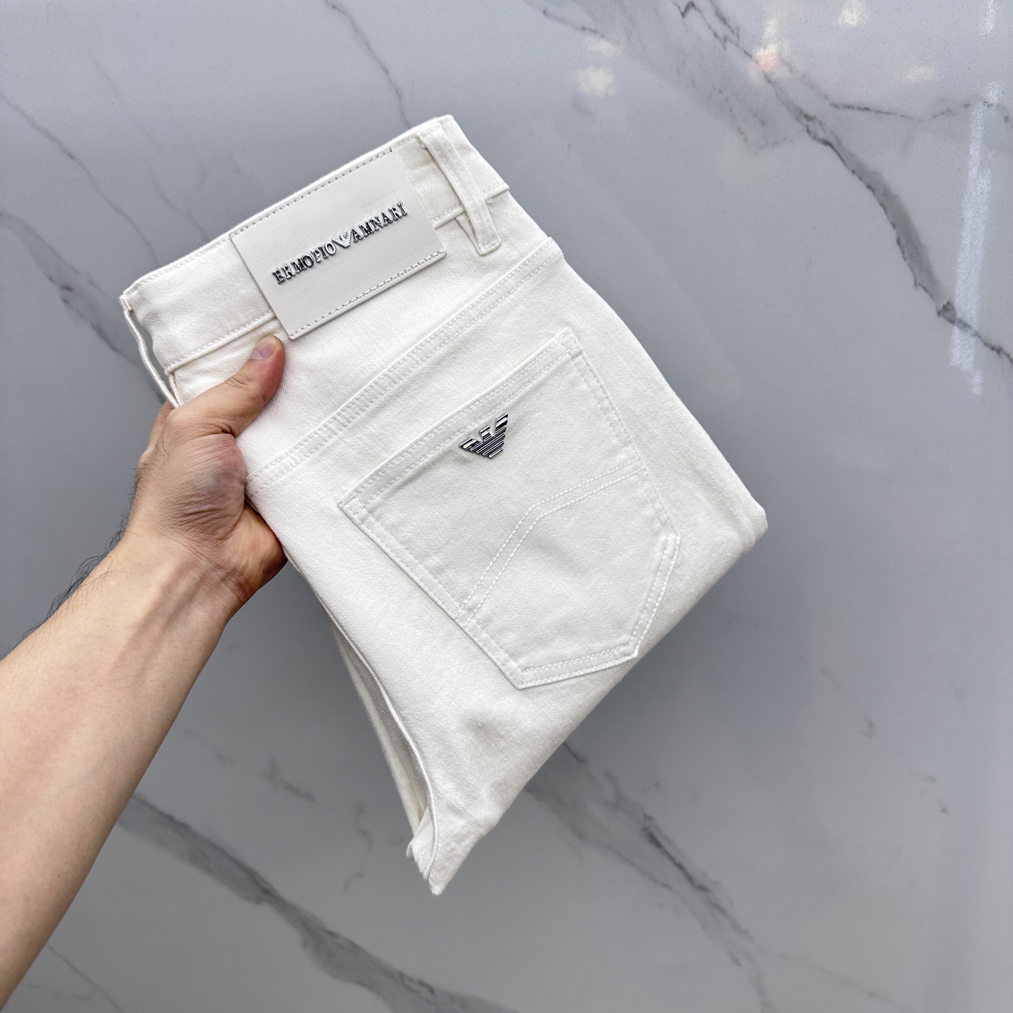 NO:514267,Amani high-end customization, the latest jeans in early autumn 2025 are released simultaneously on the counter. Original custom reproduction. Customer-supplied hardware and accessories. Original quality. Imported fixed-color denim elastic fabric. Heavy industry washing. Fine workmanship and excellent upper body!  Selected single products, complete three standards, original AD single product, number 29-42 without 37.39,,armani,jeans,alexander wang19860909Amani阿玛尼高端定制、2025早秋最新款牛仔裤 柜台同步发售 原版定制复刻 客供五金辅料 原单品质 进口固色牛仔弹力面料 重工洗水 做工走线精细 上身绝佳！优选单品 三标齐全 AD原单出品 码数29-42无37.39,,armani,jeans,alexander wang,Men's clothing