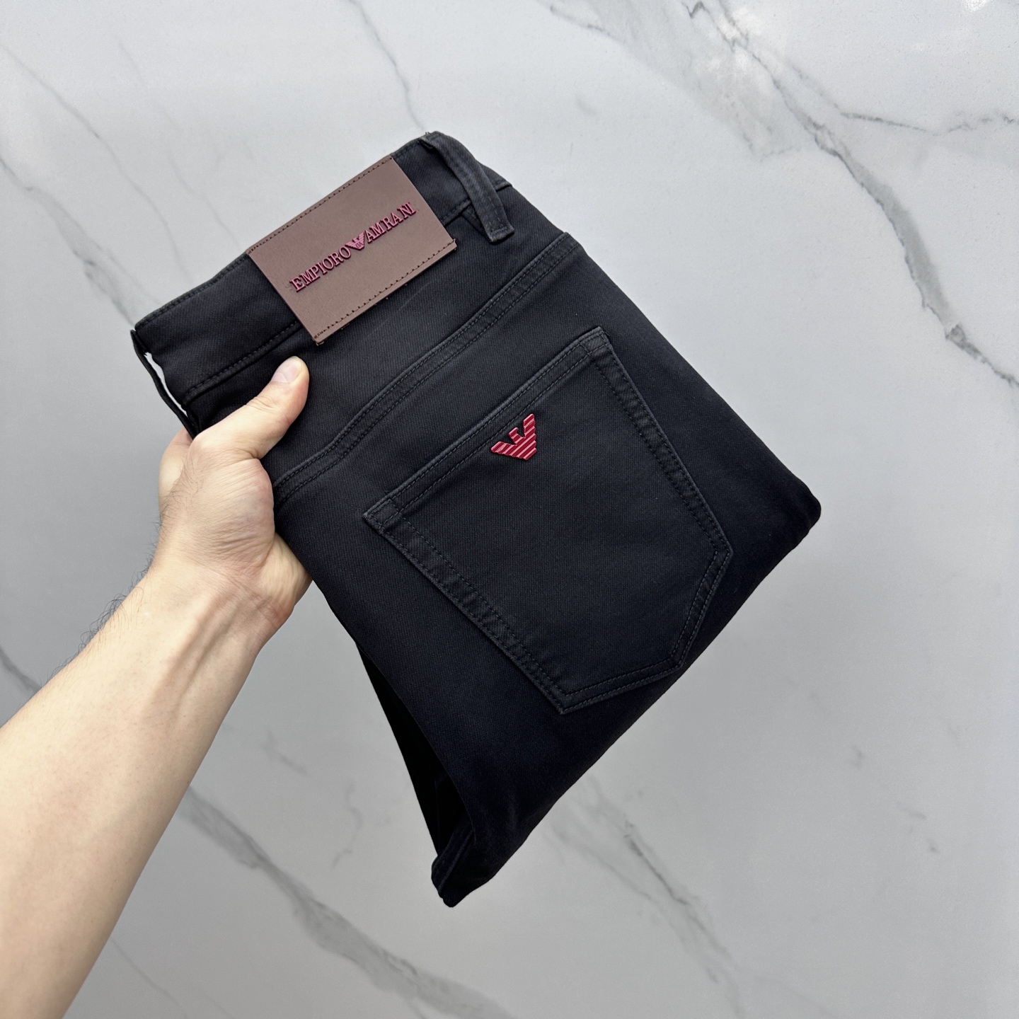 NO:514273,Amani high-end customization, the latest jeans in early autumn 2025 are released simultaneously on the counter. Original custom reproduction. Customer-supplied hardware and accessories. Original quality. Imported fixed-color denim elastic fabric. Heavy industry washing. Fine workmanship and excellent upper body!  Selected single products, complete three standards, original AD single product, number 29-38 without 37,,armani,jeans,alexander wang19860909Amani阿玛尼高端定制、2025早秋最新款牛仔裤 柜台同步发售 原版定制复刻 客供五金辅料 原单品质 进口固色牛仔弹力面料 重工洗水 做工走线精细 上身绝佳！优选单品 三标齐全 AD原单出品 码数29-38无37,,armani,jeans,alexander wang,Men's clothing