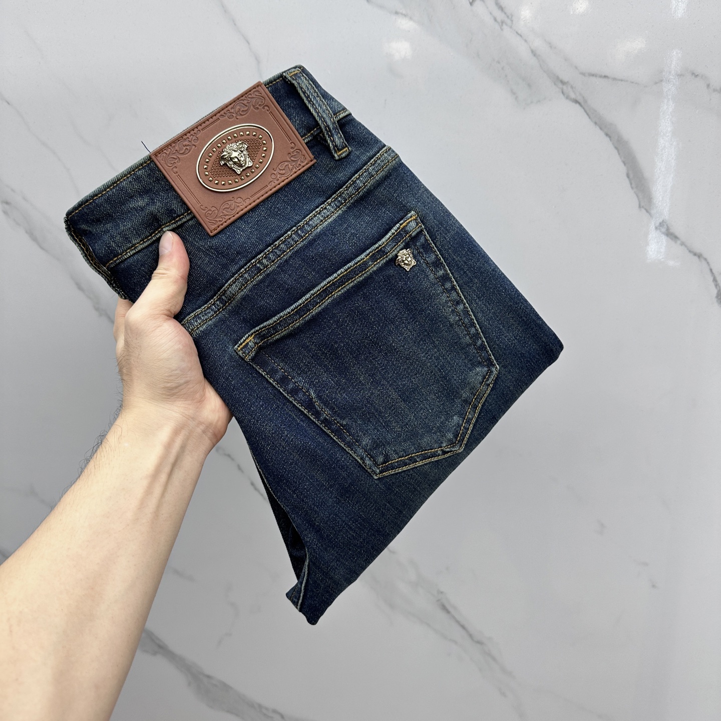 NO:514276,Versace, high-end customization, the latest jeans in early autumn 2025, are released simultaneously on the counter, original custom reproduction, customer-supplied hardware and accessories, original quality, imported fixed-color denim elastic fabric, heavy-industrial washing, fine workmanship and excellent upper body!  Selected single products, complete three standards, original AD single product, number 29-38 without 37, versace, versace, jeans, alexander wang19860909Versace范思哲 高端定制、2025早秋最新款牛仔裤 柜台同步发售 原版定制复刻 客供五金辅料 原单品质 进口固色牛仔弹力面料 重工洗水 做工走线精细 上身绝佳！优选单品 三标齐全 AD原单出品 码数29-38无37,,versace,versace,jeans,alexander wang,Men's clothing