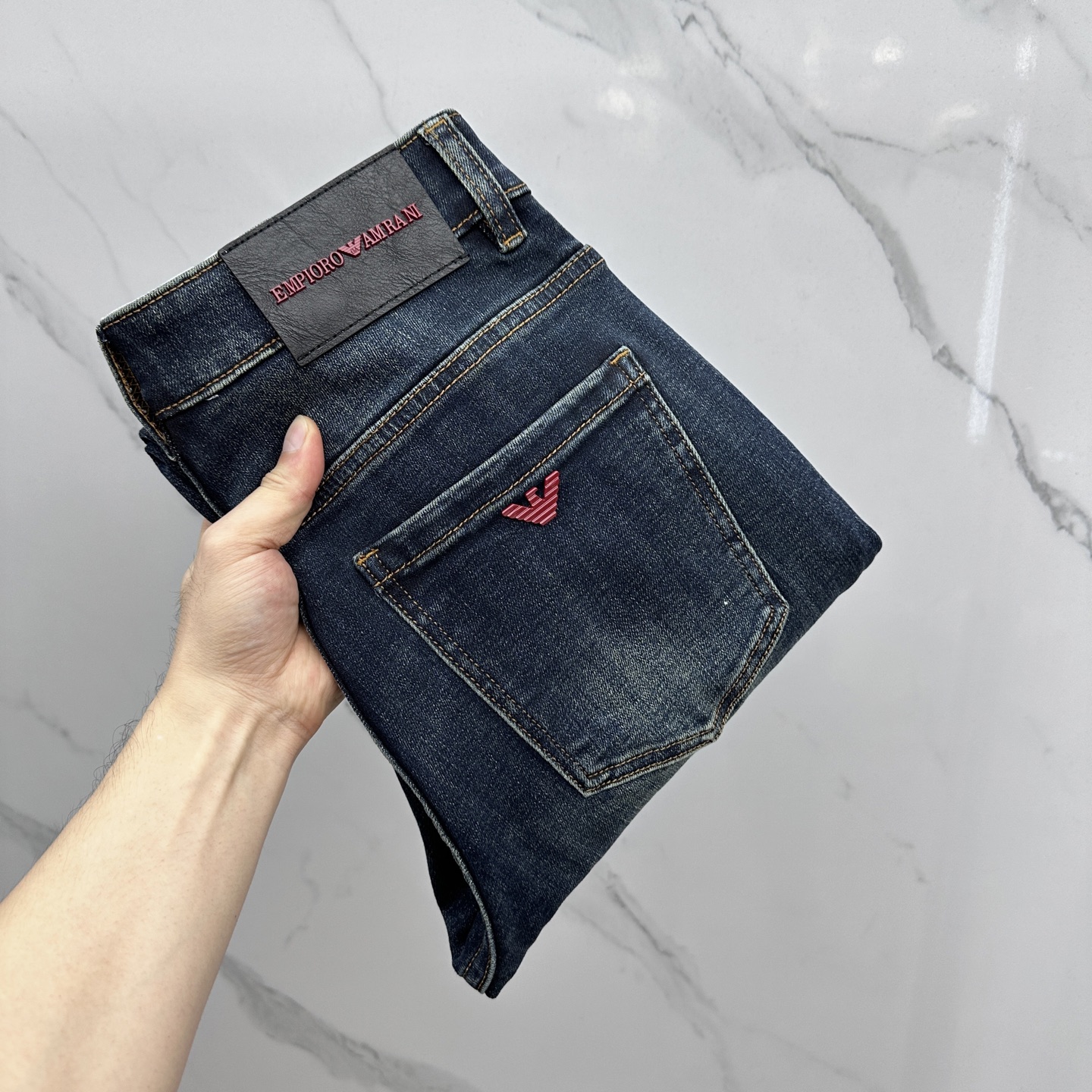 NO:514279,Amani high-end customization, the latest jeans in early autumn 2025 are released simultaneously on the counter. Original custom reproduction. Customer-supplied hardware and accessories. Original quality. Imported fixed-color denim elastic fabric. Heavy industry washing. Fine workmanship and excellent upper body!  Selected single products, complete three standards, original AD single product, number 29-38 without 37,,armani,jeans,alexander wang19860909Amani阿玛尼 高端定制、2025早秋最新款牛仔裤 柜台同步发售 原版定制复刻 客供五金辅料 原单品质 进口固色牛仔弹力面料 重工洗水 做工走线精细 上身绝佳！优选单品 三标齐全 AD原单出品 码数29-38无37,,armani,jeans,alexander wang,Men's clothing