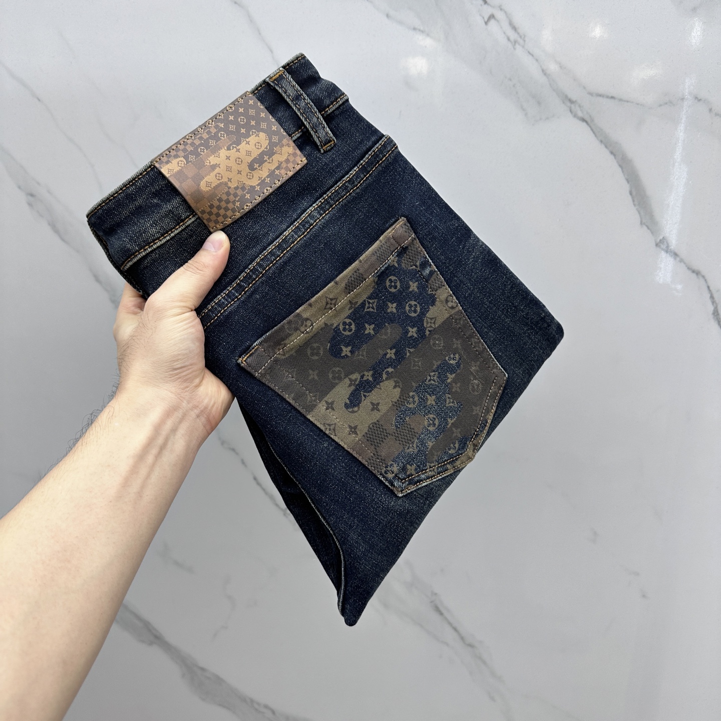 NO:514282,1V* Louis Vuitton, high-end customization, the latest jeans in early autumn 2025, are released simultaneously on the counter, original custom reproduction, customer-supplied hardware and accessories, original quality, imported solid-color denim elastic fabric, heavy industry washing, fine workmanship and excellent upper body!  Selected single products, complete three standards, original AD single product, number 29-38 without 37,,louis vuitton,jeans,alexander wang198609091V*路易威登 高端定制、2025早秋最新款牛仔裤 柜台同步发售 原版定制复刻 客供五金辅料 原单品质 进口固色牛仔弹力面料 重工洗水 做工走线精细 上身绝佳！优选单品 三标齐全 AD原单出品 码数29-38无37,,louis vuitton,jeans,alexander wang,Men's clothing