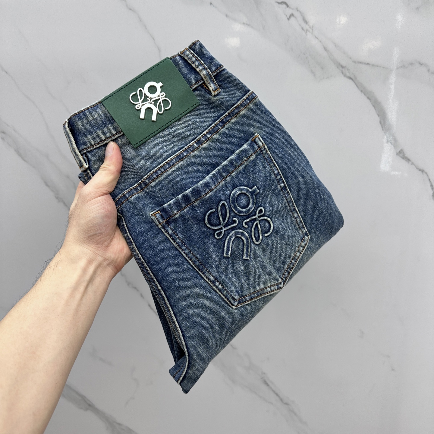 NO:514285,LOEWE* Luo Yiwei High-end customization, the latest jeans in early autumn 2025 are released simultaneously on the counter. Original custom reproduction. Customer-supplied hardware and accessories. Original quality. Imported fixed-color denim elastic fabric. Heavy industry washing. Fine workmanship and excellent upper body!  Selected single products, complete three standards, original AD single product, number 29-38 without 37, loewe, loewe, jeans, alexander wang19860909LOEWE*罗意威 高端定制、2025早秋最新款牛仔裤 柜台同步发售 原版定制复刻 客供五金辅料 原单品质 进口固色牛仔弹力面料 重工洗水 做工走线精细 上身绝佳！优选单品 三标齐全 AD原单出品 码数29-38无37,,loewe,loewe,jeans,alexander wang,Men's clothing