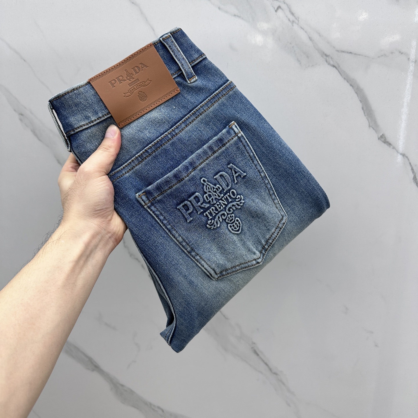 NO:514288,Prada*Prada High-end customization, the latest jeans in early autumn 2025 are released simultaneously on the counter. Original custom reproduction. Customer-supplied hardware and accessories. Original quality. Imported fixed-color denim elastic fabric. Heavy industry washing. Fine workmanship and excellent upper body!  Selected single products, complete three standards, original AD single product, number 29-38 without 37,,prada,prada,jeans,alexander wang19860909Prada*普拉达 高端定制、2025早秋最新款牛仔裤 柜台同步发售 原版定制复刻 客供五金辅料 原单品质 进口固色牛仔弹力面料 重工洗水 做工走线精细 上身绝佳！优选单品 三标齐全 AD原单出品 码数29-38无37,,prada,prada,jeans,alexander wang,Men's clothing