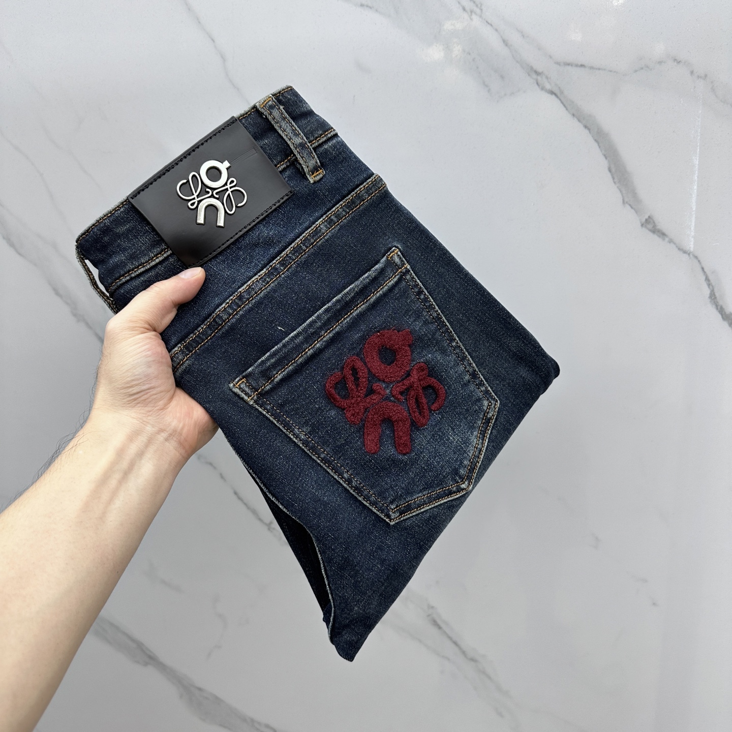 NO:514291,LOEWE* Luo Yiwei High-end customization, the latest jeans in early autumn 2025 are released simultaneously on the counter. Original custom reproduction. Customer-supplied hardware and accessories. Original quality. Imported fixed-color denim elastic fabric. Heavy industry washing. Fine workmanship and excellent upper body!  Selected single products, complete three standards, original AD single product, number 29-38 without 37, loewe, loewe, jeans, alexander wang19860909LOEWE*罗意威 高端定制、2025早秋最新款牛仔裤 柜台同步发售 原版定制复刻 客供五金辅料 原单品质 进口固色牛仔弹力面料 重工洗水 做工走线精细 上身绝佳！优选单品 三标齐全 AD原单出品 码数29-38无37,,loewe,loewe,jeans,alexander wang,Men's clothing