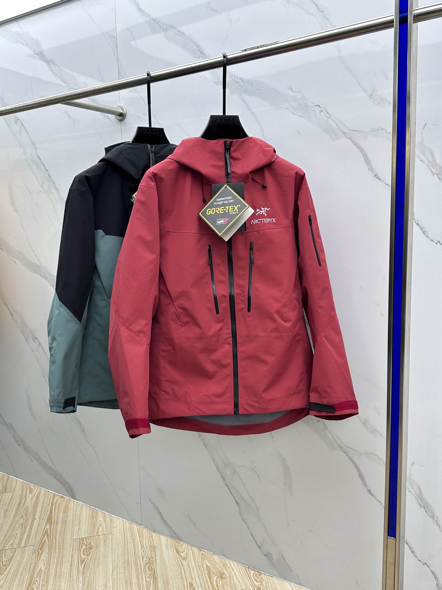 NO:519111,-Arc'TERYX YB four-time glue pressing process 3D three-dimensional bionic design garment long arms, Tri-Durance waterproof and rainproof fabric, distinguish the market's first version by yourself. Recommended to get strong operation - Original packaging and original standard Full set of auxiliary materials customized, dressing YKK two-way zipper underarms, all open mold customization, multi-connection washing. The design is simple and versatile, which can provide the performance required in alpine environments. The bluesign@ certified N40LGORE-TEX fabric is light and wear-resistant, windproof, waterproof and breathable, suitable for wearing a variety of activities. - The hat is compatible with StormHood hood with good protection and does not affect sight. The hand pocket is equipped with WaterTight zipper for easy pick-up and placement, and the underarm zipper is easy to ventilate quickly, and the splicing design allows for free movement.  -BRTA SV jacket is also a star product of Arc’teryx. It has always performed outstandingly in harsh mountain environments. It is now more powerful and has a lighter weight. XY code number S-XXL, arc’teryx, jackets & coats,hats,alexander wang19860909-始祖鸟（ARC'TERYX） YB四次压胶工艺 整衣3D立体仿生学设计衣长臂弯, Tri-Durance防水防雨面料 ,自行区别市面先行版本 强力操作推荐入手 -原包装原标 全套辅料定制,整衣 腋下YKK双向拉链,五金全部开模定制,多联水洗.设计简洁而通用,可提供高山环境所需的性能.采用bluesign@认证的采用带经编背衬N40LGORE-TEX面料,轻薄而耐磨,防风、防水且透气,适合多种活动穿着. -帽子兼容StormHood兜帽防护良好且不影响视线,插手口袋设有WaterTight拉链,便于取放物品,腋下拉链便于快速通风,拼接设计使活动自如. -BRTA SV夹克同是Arc’teryx的明星产品,一直在高山恶劣环境中表现突出,现在功能更强大,重量更轻.XY 码数S-XXL,arc'teryx,jackets & coats,hats,alexander wang,Men's clothing