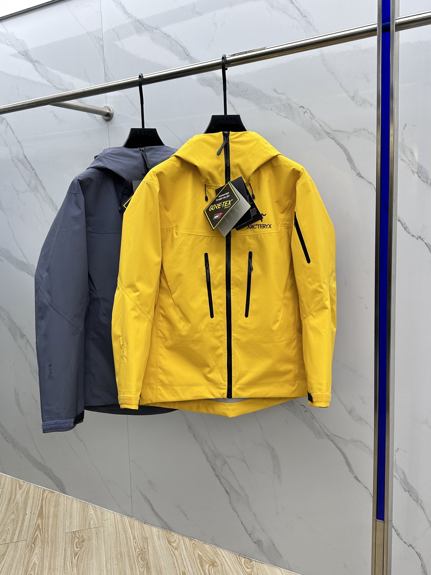 NO:515338,-Arc'TERYX YB four-time glue pressing process 3D three-dimensional bionic design garment long arms, Tri-Durance waterproof and rainproof fabric, distinguish the market's first version by yourself. Recommended to get strong operation - Original packaging and original standard Full set of auxiliary materials customized, dressing YKK two-way zipper underarms, all open mold customization, multi-connection washing. The design is simple and versatile, which can provide the performance required in alpine environments. The bluesign@ certified N40LGORE-TEX fabric is light and wear-resistant, windproof, waterproof and breathable, suitable for wearing a variety of activities. - The hat is compatible with StormHood hood with good protection and does not affect sight. The hand pocket is equipped with WaterTight zipper for easy pick-up and placement, and the underarm zipper is easy to ventilate quickly, and the splicing design allows for free movement.  -BRTA SV jacket is also a star product of Arc’teryx. It has always performed outstandingly in harsh mountain environments. It is now more powerful and has a lighter weight. XY code number S-XXL, arc’teryx, jackets & coats,hats,alexander wang19860909-始祖鸟（ARC‘TERYX） YB四次压胶工艺 整衣3D立体仿生学设计衣长臂弯, Tri-Durance防水防雨面料 ,自行区别市面先行版本 强力操作推荐入手 -原包装原标 全套辅料定制,整衣 腋下YKK双向拉链,五金全部开模定制,多联水洗.设计简洁而通用,可提供高山环境所需的性能.采用bluesign@认证的采用带经编背衬N40LGORE-TEX面料,轻薄而耐磨,防风、防水且透气,适合多种活动穿着. -帽子兼容StormHood兜帽防护良好且不影响视线,插手口袋设有WaterTight拉链,便于取放物品,腋下拉链便于快速通风,拼接设计使活动自如. -BRTA SV夹克同是Arc’teryx的明星产品,一直在高山恶劣环境中表现突出,现在功能更强大,重量更轻.XY 码数S-XXL,arc'teryx,jackets & coats,hats,alexander wang,Men's clothing