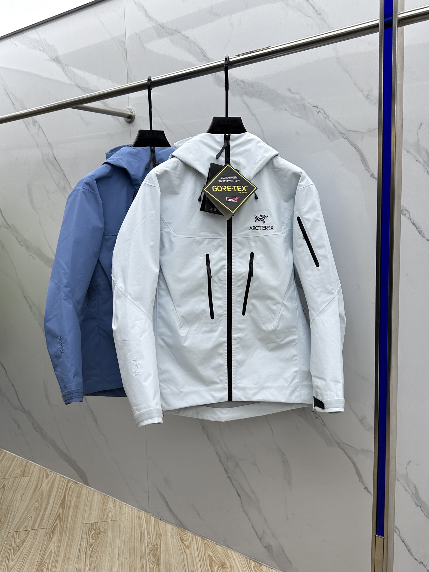 NO:540791,-Arc'TERYX YB four-time glue pressing process 3D three-dimensional bionic design garment long arms, Tri-Durance waterproof and rainproof fabric, distinguish the market's first version by yourself. Recommended to get strong operation - Original packaging and original standard, complete set of accessories, customization of accessories, underarm YKK two-way zippers, hardware all open mold customization, multi-connection washing. The design is simple and versatile, which can provide the performance required in alpine environments. The bluesign@ certified N40LGORE-TEX fabric is light and wear-resistant, windproof, waterproof and breathable, suitable for wearing a variety of activities. - The hat is compatible with StormHood hood, good protection and no impact on sight. The hand pocket is equipped with WaterTight zippers for easy pick-up and placement, and the underarm zippers are easy to ventilate quickly, and the splicing design allows for free movement.  -BRTA SV jacket is also a star product of Arc’teryx. It has always performed outstandingly in harsh mountain environments. It is now more powerful and has a lighter weight. XY code number S-XXL, arc’teryx, jackets & coats,hats,alexander wang19860909-始祖鸟（ARC‘TERYX） YB四次压胶工艺 整衣3D立体仿生学设计衣长臂弯, Tri-Durance防水防雨面料 ,自行区别市面先行版本 强力操作推荐入手 -原包装原标 全套辅料定制,整衣 腋下YKK双向拉链,五金全部开模定制,多联水洗.设计简洁而通用,可提供高山环境所需的性能.采用bluesign@认证的采用带经编背衬N40LGORE-TEX面料,轻薄而耐磨,防风、防水且透气,适合多种活动穿着. -帽子兼容StormHood兜帽防护良好且不影响视线,插手口袋设有WaterTight拉链,便于取放物品,腋下拉链便于快速通风,拼接设计使活动自如. -BRTA SV夹克同是Arc’teryx的明星产品,一直在高山恶劣环境中表现突出,现在功能更强大,重量更轻.XY 码数S-XXL,arc'teryx,jackets & coats,hats,alexander wang,Men's clothing