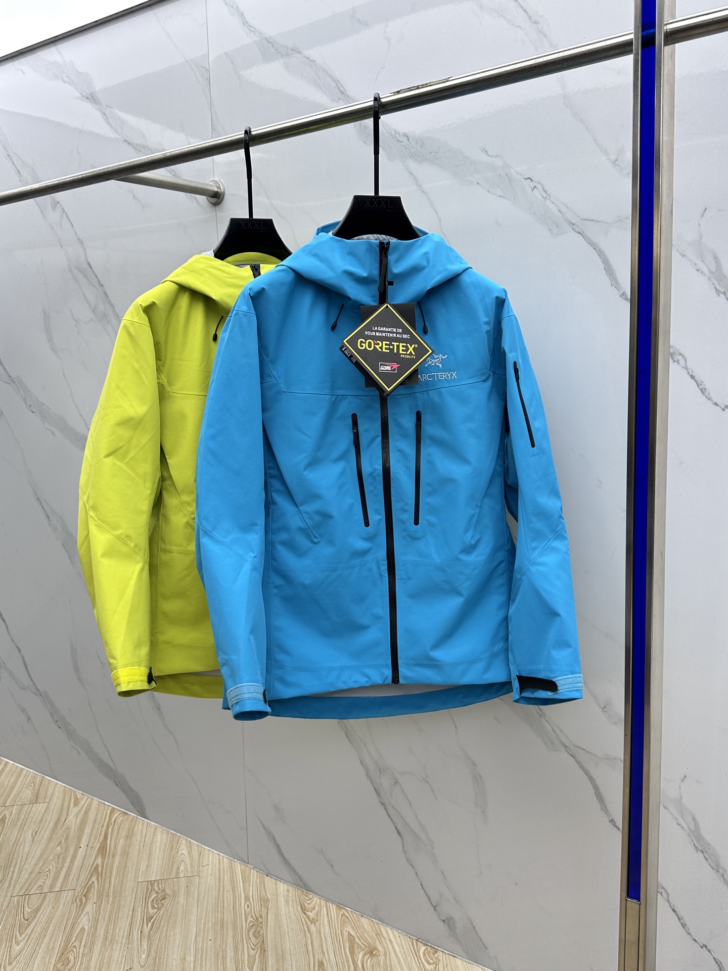 NO:519114,-Arc'TERYX YB four-time glue pressing process 3D three-dimensional bionic design garment long arms, Tri-Durance waterproof and rainproof fabric, distinguish the market's first version by yourself. Recommended to get strong operation - Original packaging and original standard, complete set of accessories, customization of accessories, underarm YKK two-way zippers, hardware all open mold customization, multi-connection washing. The design is simple and versatile, which can provide the performance required in alpine environments. The bluesign@ certified N40LGORE-TEX fabric is light and wear-resistant, windproof, waterproof and breathable, suitable for wearing a variety of activities. - The hat is compatible with StormHood hood, good protection and no impact on sight. The hand pocket is equipped with WaterTight zippers for easy pick-up and placement, and the underarm zippers are easy to ventilate quickly, and the splicing design allows for free movement.  -BRTA SV jacket is also a star product of Arc’teryx. It has always performed outstandingly in harsh mountain environments. It is now more powerful and has a lighter weight. XY code number S-XXL, arc’teryx, jackets & coats,hats,alexander wang19860909-始祖鸟（ARC‘TERYX） YB四次压胶工艺 整衣3D立体仿生学设计衣长臂弯, Tri-Durance防水防雨面料 ,自行区别市面先行版本 强力操作推荐入手 -原包装原标 全套辅料定制,整衣 腋下YKK双向拉链,五金全部开模定制,多联水洗.设计简洁而通用,可提供高山环境所需的性能.采用bluesign@认证的采用带经编背衬N40LGORE-TEX面料,轻薄而耐磨,防风、防水且透气,适合多种活动穿着. -帽子兼容StormHood兜帽防护良好且不影响视线,插手口袋设有WaterTight拉链,便于取放物品,腋下拉链便于快速通风,拼接设计使活动自如. -BRTA SV夹克同是Arc’teryx的明星产品,一直在高山恶劣环境中表现突出,现在功能更强大,重量更轻.XY 码数S-XXL,arc'teryx,jackets & coats,hats,alexander wang,Men's clothing