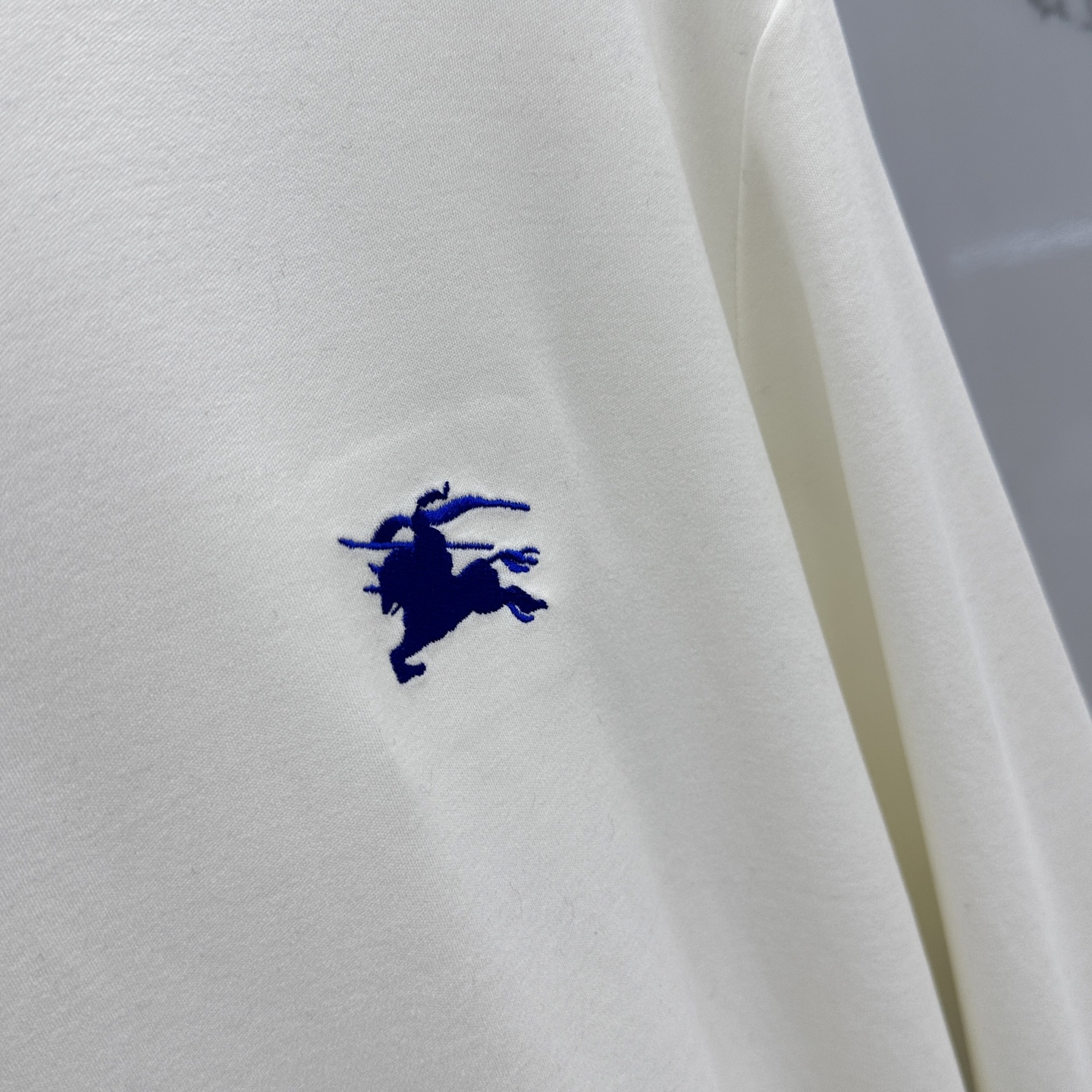 🆕Burberry巴宝莉 2025s早秋新款长袖T恤，基础款推荐！百搭战神！胸前B家经典战马蓝色图形立体