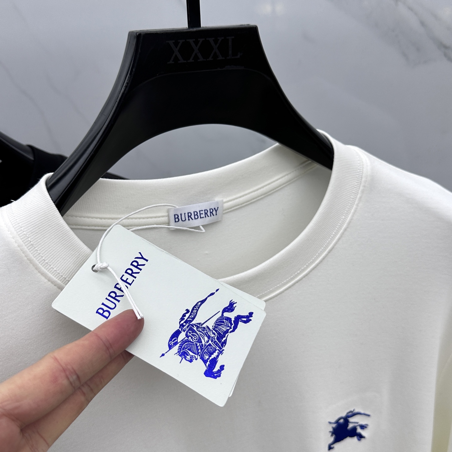 🆕Burberry巴宝莉 2025s早秋新款长袖T恤，基础款推荐！百搭战神！胸前B家经典战马蓝色图形立体
