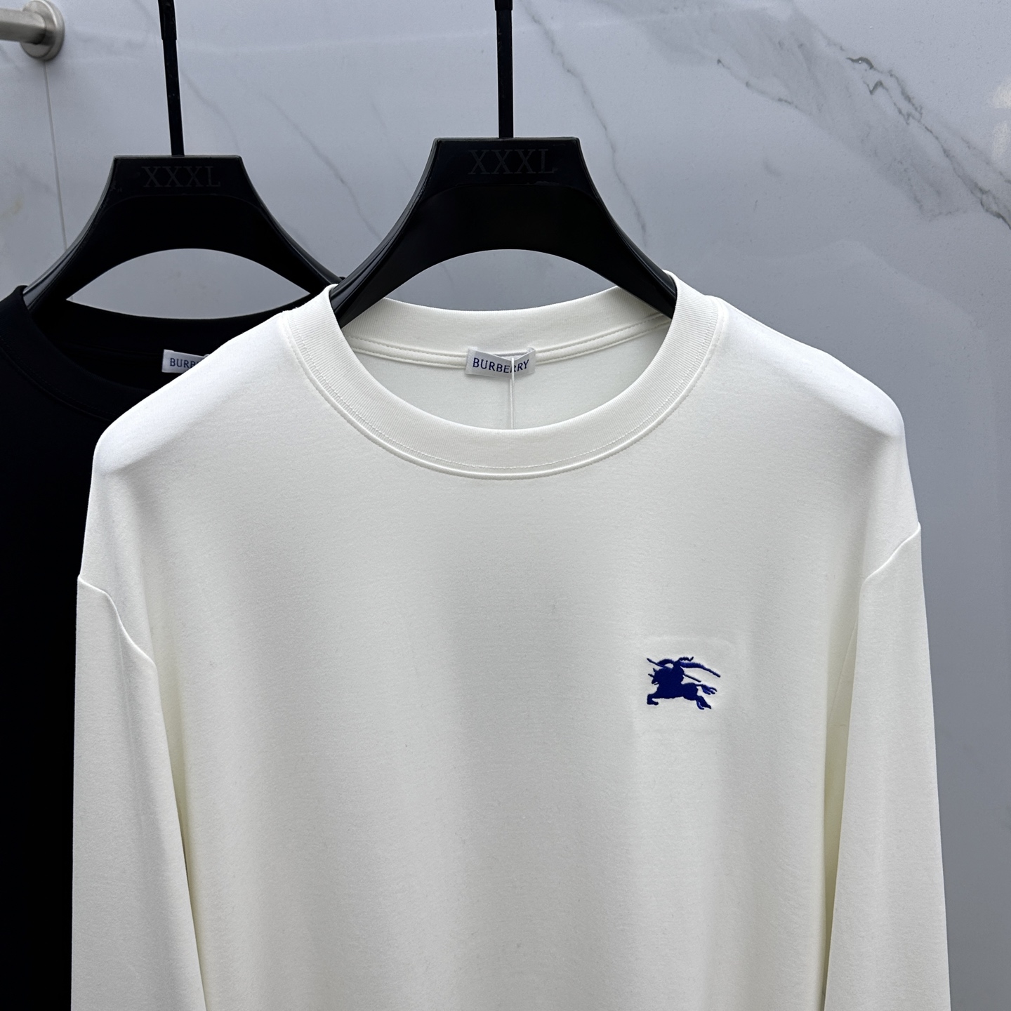🆕Burberry巴宝莉 2025s早秋新款长袖T恤，基础款推荐！百搭战神！胸前B家经典战马蓝色图形立体