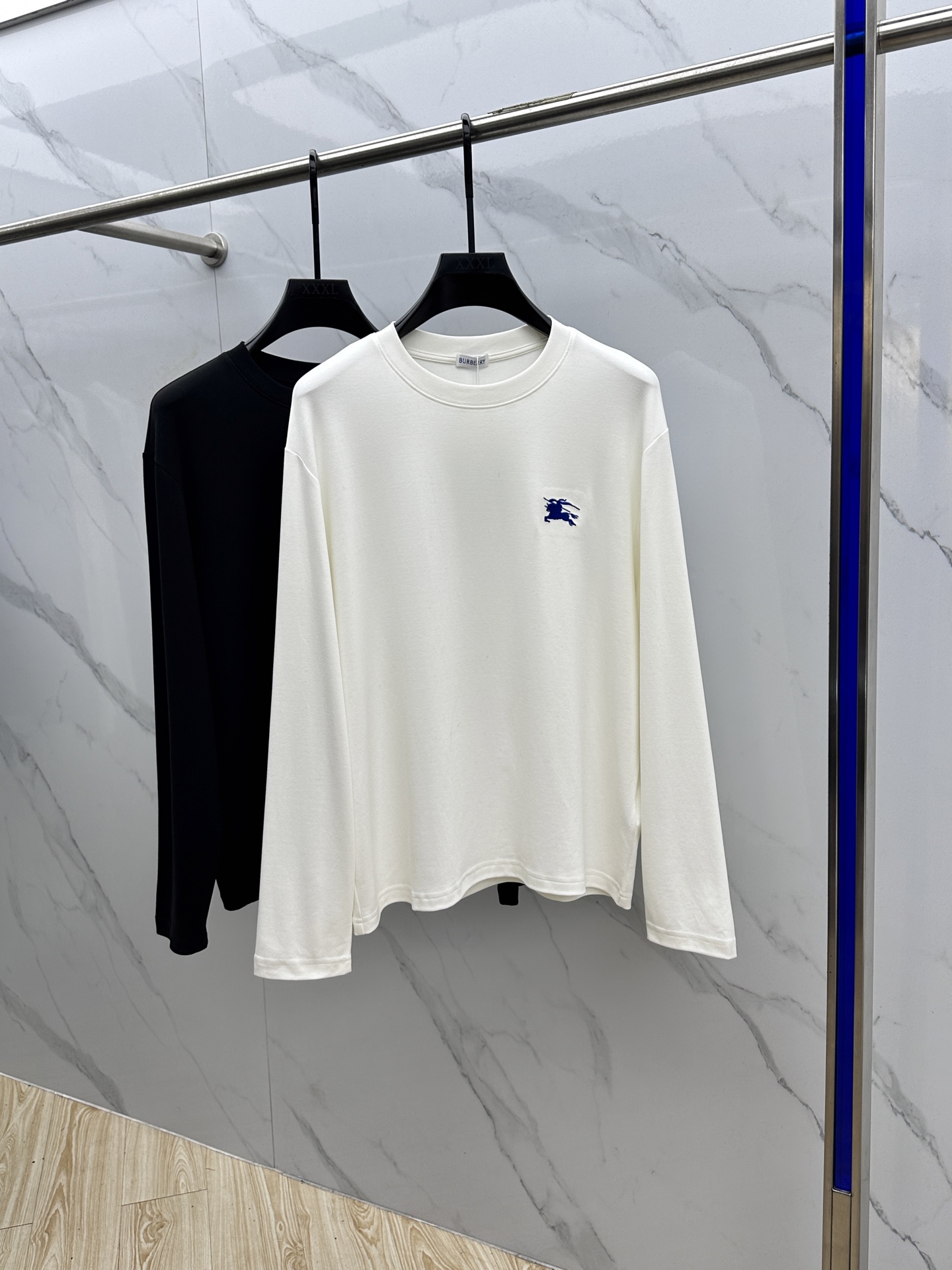 NO:515335,Burberry 2025s early autumn new long-sleeved T-shirt, basic style recommended!  A versatile God of War!  Classic war horse blue graphic three-dimensional embroidery design on the chest.  Three-dimensional matching of letter logo.  Excellent texture and breathable.  It's unforgettable!  Customized high-quality 40 300g pure cotton fabric.  Comfortable and soft ~ a must-have item for single outfits!  Three-standard full size S-XL, burberry, burberry, tees, t-shirt, alexander wang19860909Burberry巴宝莉 2025s早秋新款长袖T恤,基础款推荐！百搭战神！胸前B家经典战马蓝色图形立体绣花设计．字母logo立体搭配．质感极好舒适又透气．让人过目难忘！订制优质40支300g纯棉面料．舒适柔软～单穿搭配必备单品！三标齐全hei 尺码S-XL,,burberry,burberry,tees，t-shirt,alexander wang,Men's clothing