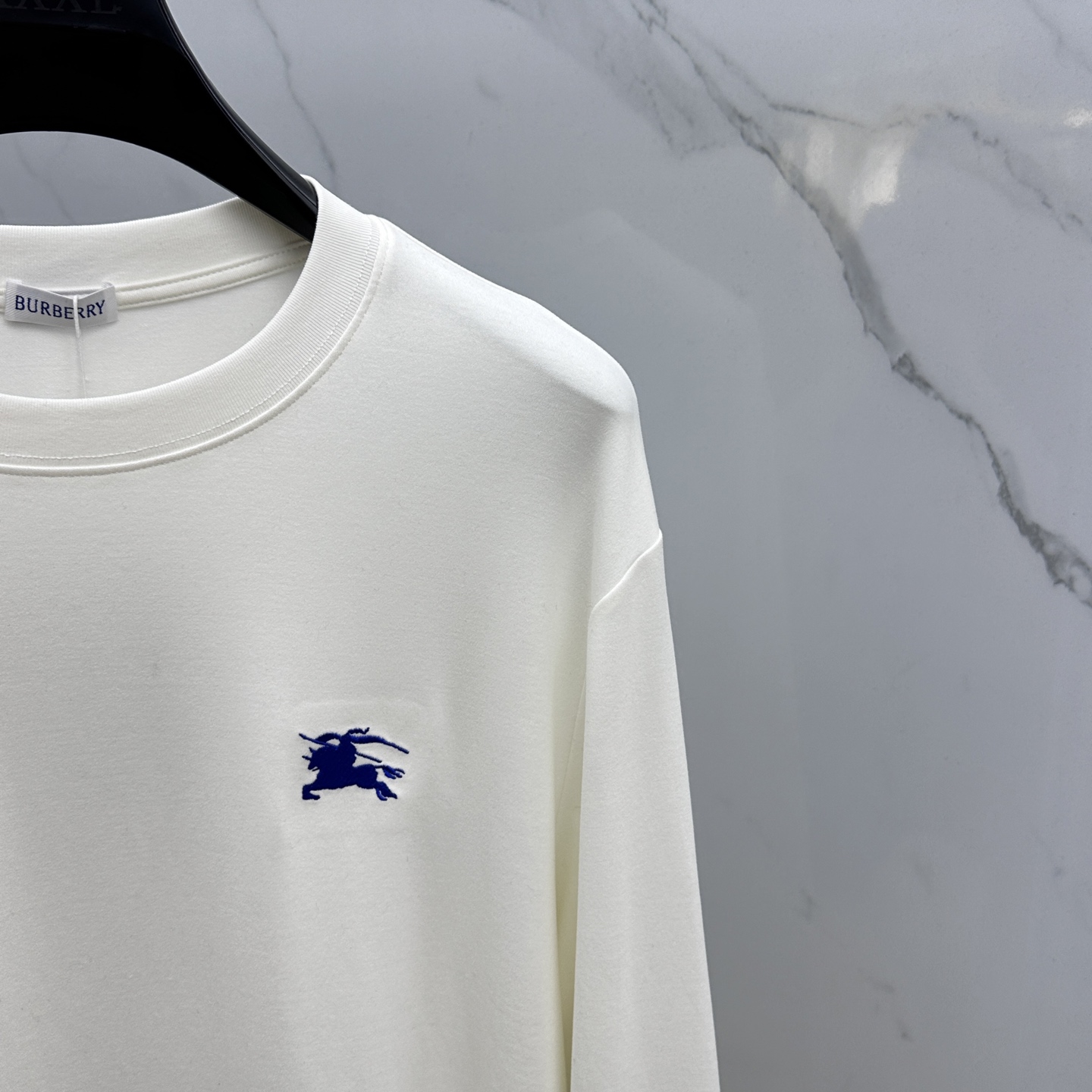 🆕Burberry巴宝莉 2025s早秋新款长袖T恤，基础款推荐！百搭战神！胸前B家经典战马蓝色图形立体