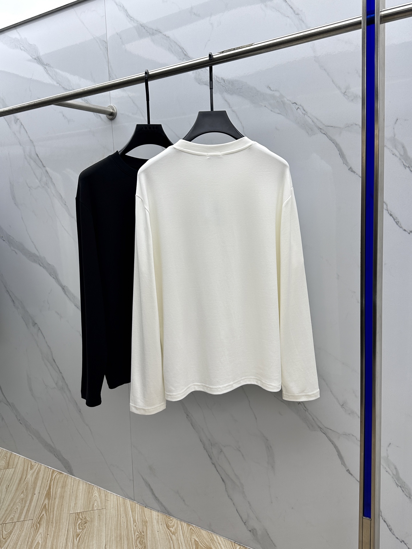 🆕Burberry巴宝莉 2025s早秋新款长袖T恤，基础款推荐！百搭战神！胸前B家经典战马蓝色图形立体
