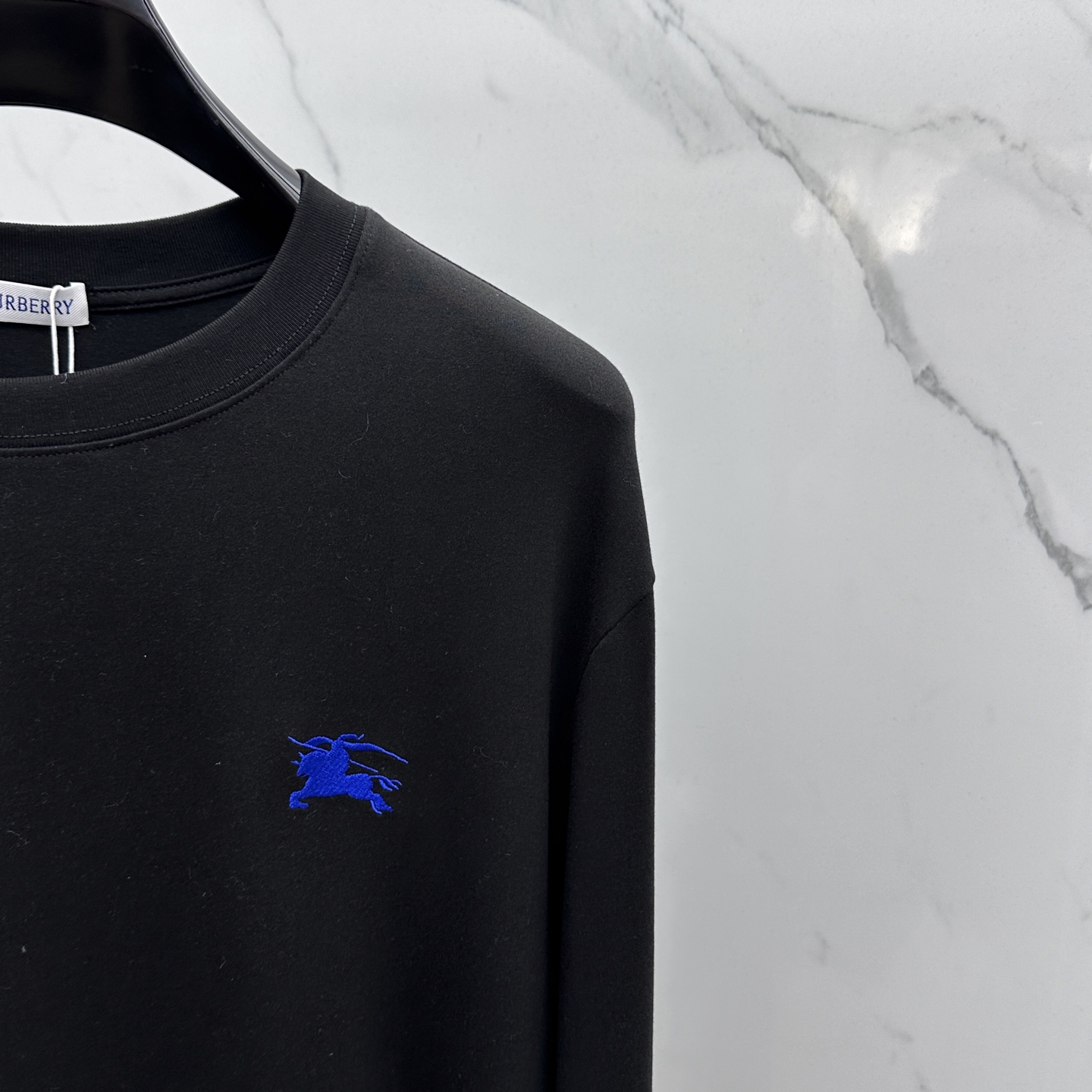 🆕Burberry巴宝莉 2025s早秋新款长袖T恤，基础款推荐！百搭战神！胸前B家经典战马蓝色图形立体