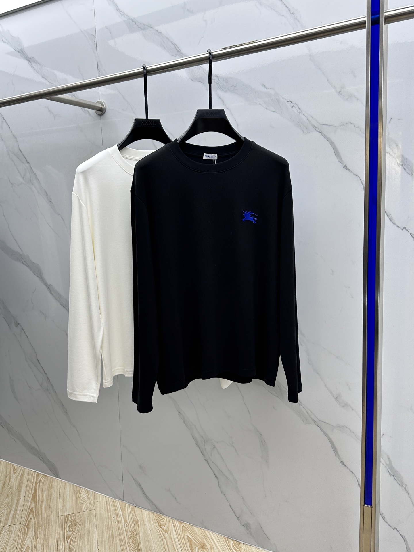 NO:515337,Burberry 2025s early autumn new long-sleeved T-shirt, basic style recommended!  A versatile God of War!  Classic war horse blue graphic three-dimensional embroidery design on the chest.  Three-dimensional matching of letter logo.  Excellent texture and breathable.  It's unforgettable!  Customized high-quality 40 300g pure cotton fabric.  Comfortable and soft ~ a must-have item for single outfits!  Three-standard full size S-XL, burberry, burberry, tees, t-shirt, alexander wang19860909Burberry巴宝莉 2025s早秋新款长袖T恤,基础款推荐！百搭战神！胸前B家经典战马蓝色图形立体绣花设计．字母logo立体搭配．质感极好舒适又透气．让人过目难忘！订制优质40支300g纯棉面料．舒适柔软～单穿搭配必备单品！三标齐全hei 尺码S-XL,,burberry,burberry,tees，t-shirt,alexander wang,Men's clothing