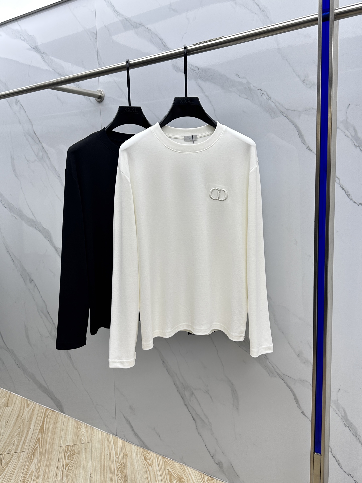 NO:515339,Dior 2025SS early autumn new chest CD embroidered long-sleeved T-shirt, basic style recommended!  A versatile God of War!  Three-dimensional embroidery design on chest letters.  Three-dimensional matching of letter logo.  Excellent texture and breathable.  It's unforgettable!  Customized high-quality 40 300g pure cotton fabric.  Comfortable and soft ~ a must-have item for single outfits!  Three-standard full size S-XL,,dior,dior,tees,t-shirt,alexander wang19860909Dior迪奥 2025SS早秋新款胸前CD刺绣标识长袖T恤,基础款推荐！百搭战神！胸前字母立体绣花设计．字母logo立体搭配．质感极好舒适又透气．让人过目难忘！订制优质40支300g纯棉面料．舒适柔软～单穿搭配必备单品！三标齐全hei 尺码S-XL,,dior,dior,tees，t-shirt,alexander wang,Men's clothing