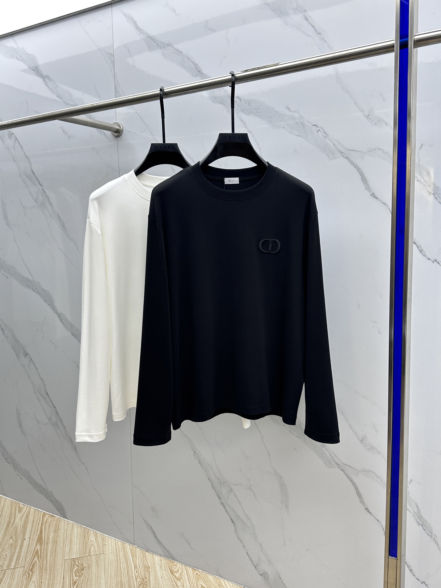 NO:515341,Dior 2025SS early autumn new chest CD embroidered long-sleeved T-shirt, basic style recommended!  A versatile God of War!  Three-dimensional embroidery design on chest letters.  Three-dimensional matching of letter logo.  Excellent texture and breathable.  It's unforgettable!  Customized high-quality 40 300g pure cotton fabric.  Comfortable and soft ~ a must-have item for single outfits!  Three-standard full size S-XL,,dior,dior,tees,t-shirt,alexander wang19860909Dior迪奥 2025SS早秋新款胸前CD刺绣标识长袖T恤,基础款推荐！百搭战神！胸前字母立体绣花设计．字母logo立体搭配．质感极好舒适又透气．让人过目难忘！订制优质40支300g纯棉面料．舒适柔软～单穿搭配必备单品！三标齐全hei 尺码S-XL,,dior,dior,tees，t-shirt,alexander wang,Men's clothing