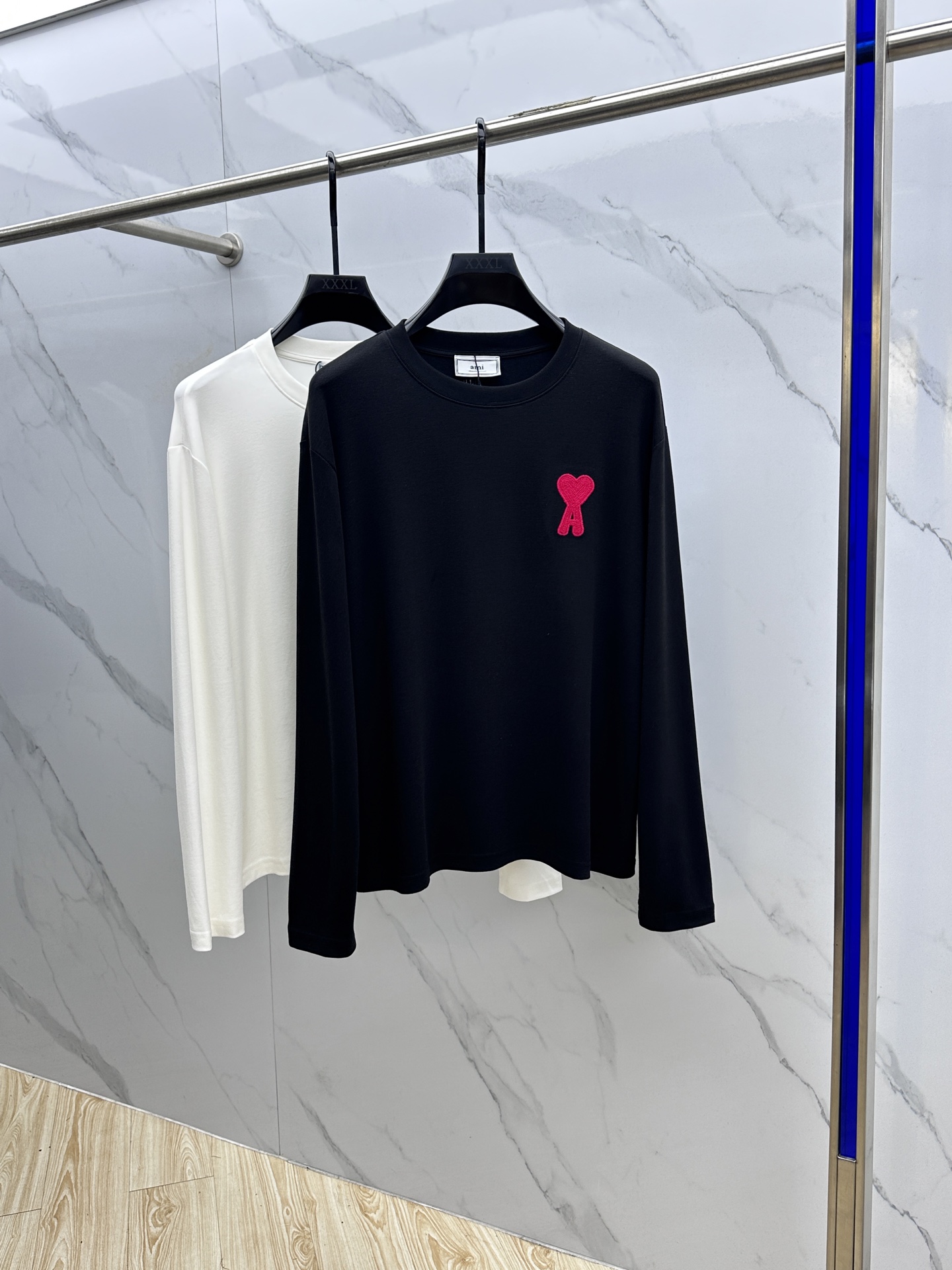 NO:515344,Ami 2025ss classic embroidered round neck long-sleeved T-shirt, a mainstream French luxury fashion industry with simple and simple cultural heritage, with full appeal. Customer-supplied high-quality cotton 380g terry fabric, full of drape, can be worn close to the body without any restrictions. The three-dimensional love logo on the chest is completed with three-dimensional knitted embroidery, beautiful single product, complete three-standard size S-XL, tees, t-shirt, alexander wang19860909Ami 2025ss经典刺绣款圆领长袖T恤,爱心法式奢潮的主流文化传承简约的优作,具备十足的感染力.客供优质全棉380克毛圈面料,垂感十足,可贴身穿着无任何限制.胸前立体的爱心标志采用立体针织刺绣完成,绝美单品,三标齐全hei 尺码S-XL,,tees，t-shirt,alexander wang,Men's clothing