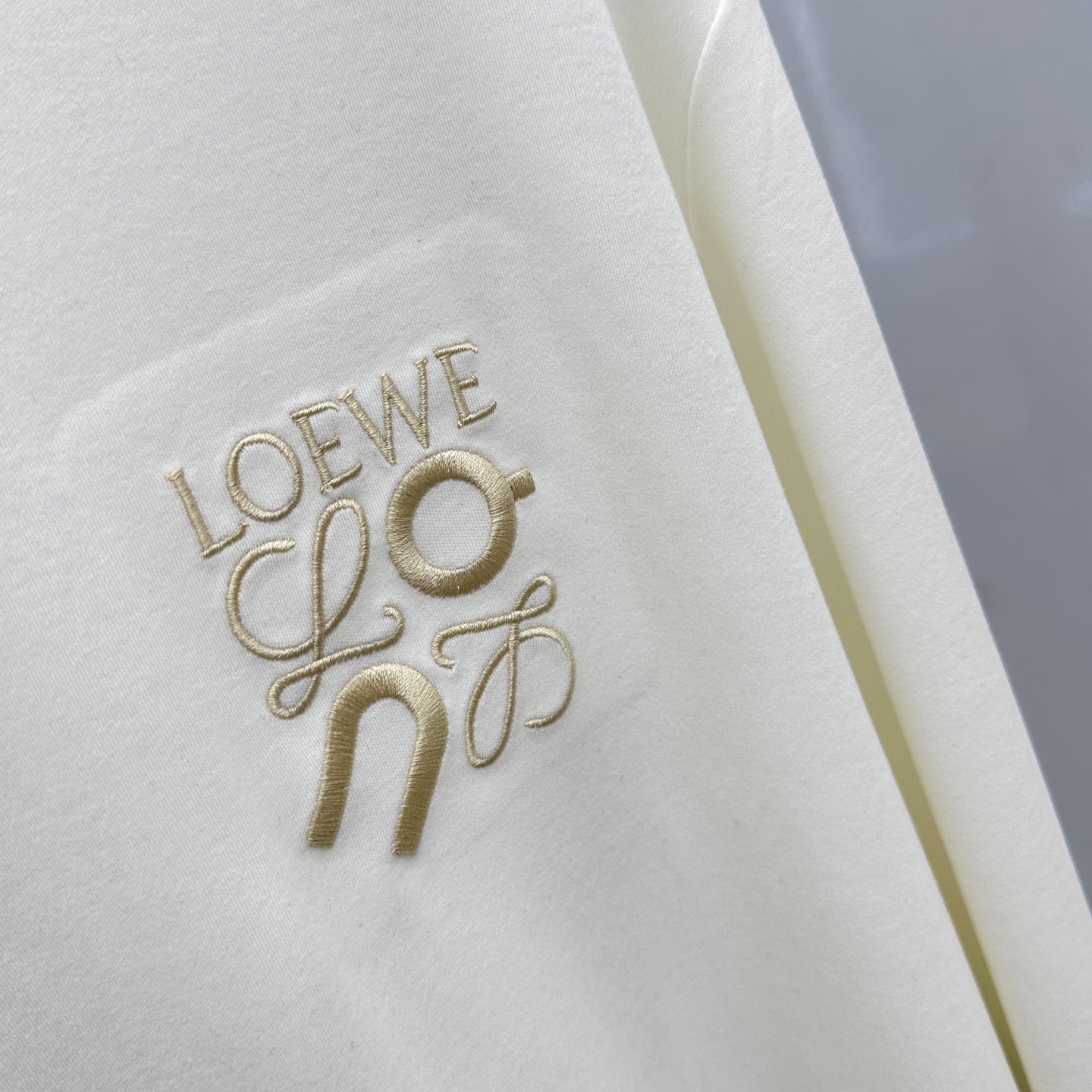  🆕Loewe 罗意威 2025s新款昂跑联名刺绣T恤，胸前字母图形立体绣花设计．字母logo立体搭配．