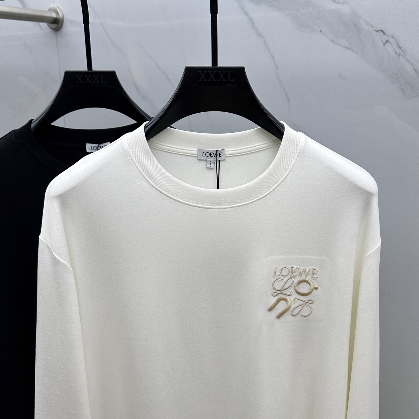  🆕Loewe 罗意威 2025s新款昂跑联名刺绣T恤，胸前字母图形立体绣花设计．字母logo立体搭配．