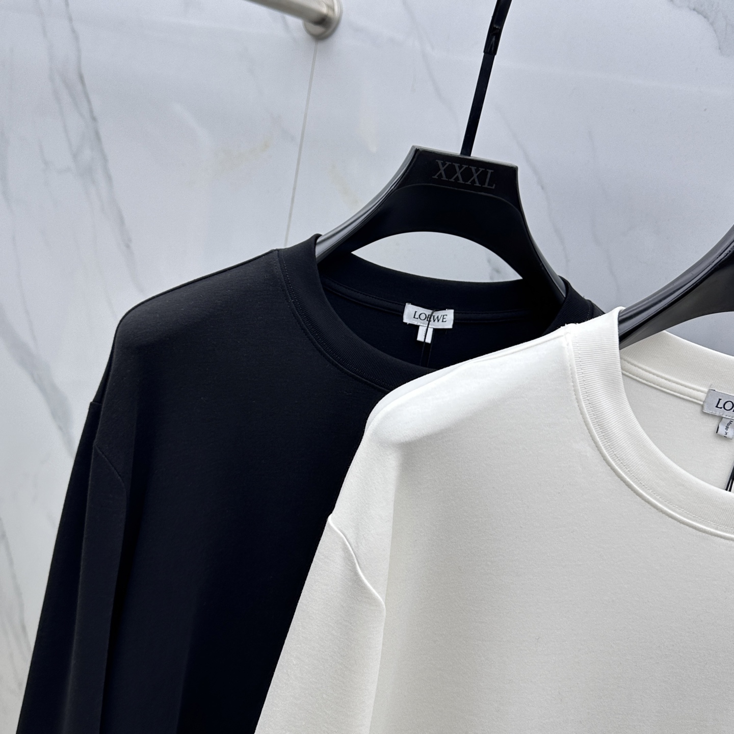  🆕Loewe 罗意威 2025s新款昂跑联名刺绣T恤，胸前字母图形立体绣花设计．字母logo立体搭配．