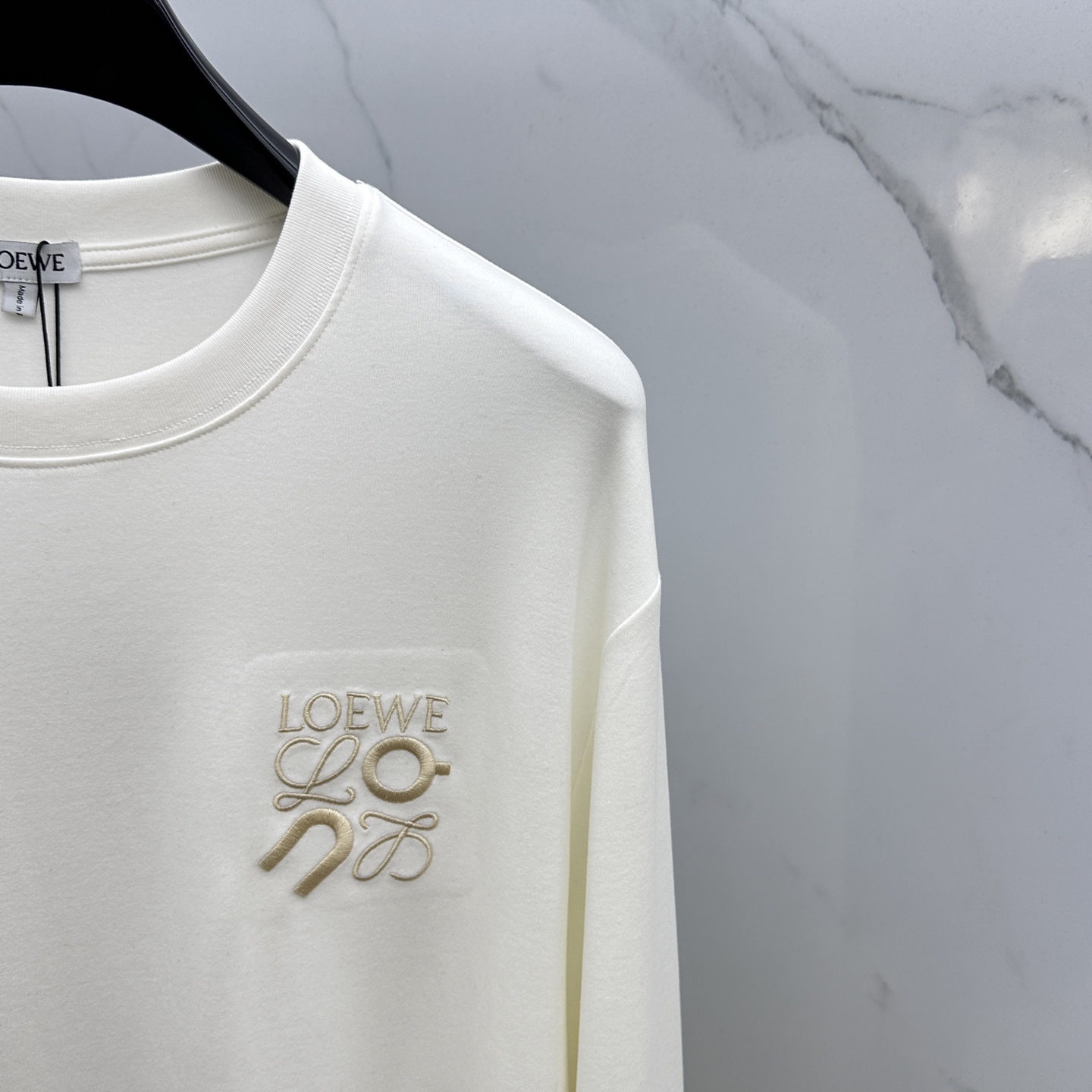  🆕Loewe 罗意威 2025s新款昂跑联名刺绣T恤，胸前字母图形立体绣花设计．字母logo立体搭配．