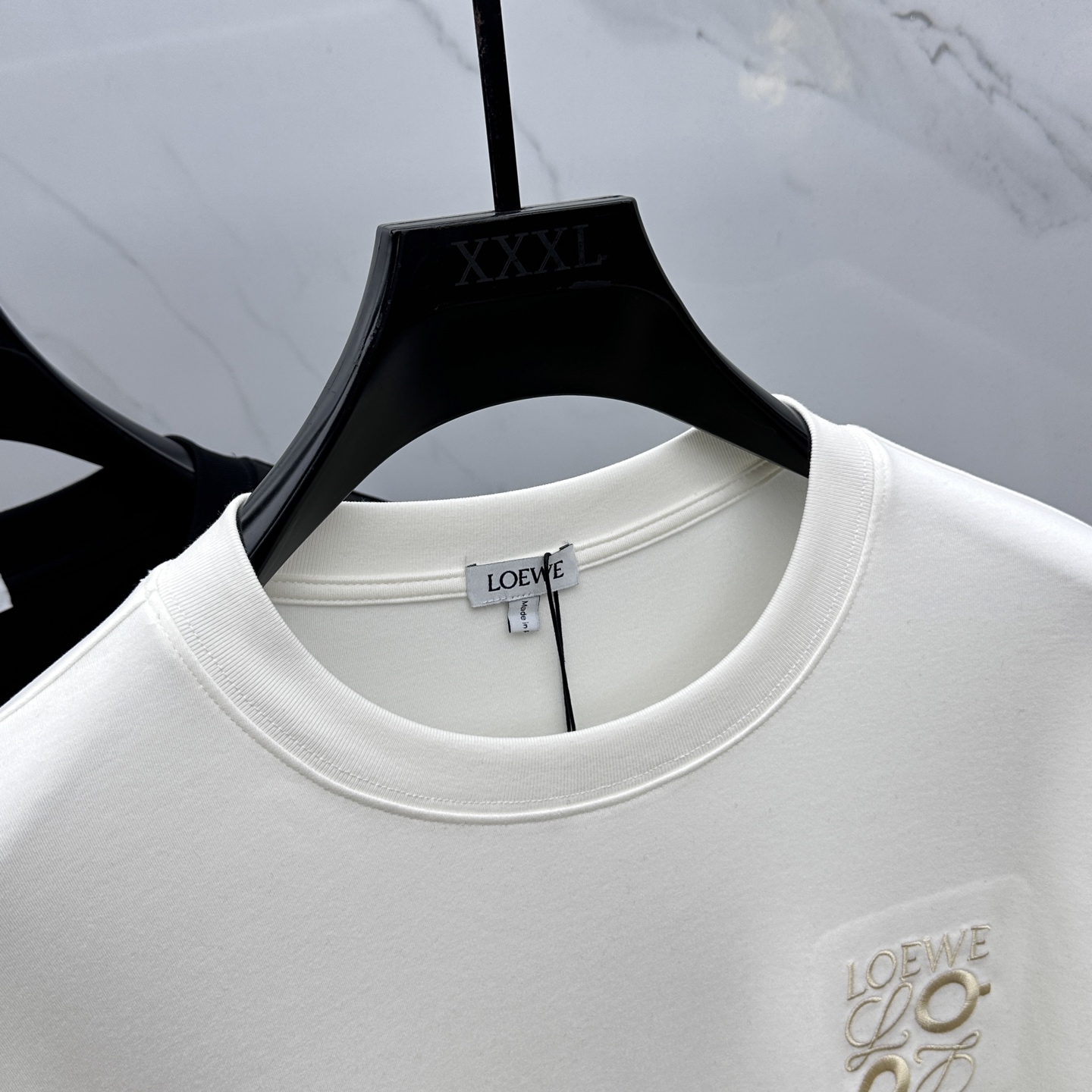  🆕Loewe 罗意威 2025s新款昂跑联名刺绣T恤，胸前字母图形立体绣花设计．字母logo立体搭配．