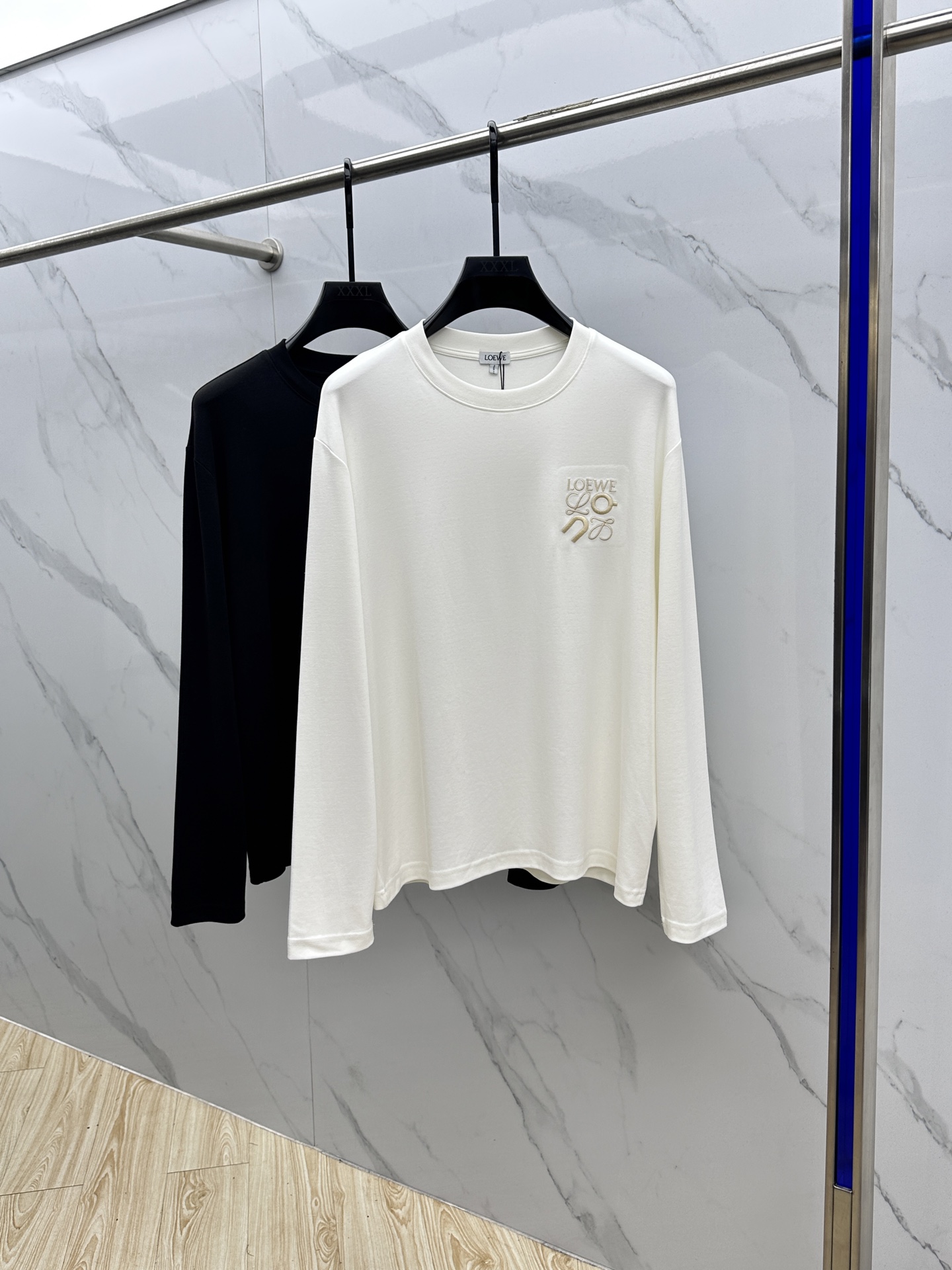 NO:514250,Loewe 2025s new Anpao joint embroidery T-shirt, with three-dimensional embroidery design on the chest letters.  Three-dimensional matching of letter logo.  Excellent texture and breathable.  It's unforgettable!  Customized high-quality 40 300g pure cotton fabric.  Comfortable and soft. Three-standard full sizes S-XL, loewe, loewe, tees, t-shirt, alexander wang19860909Loewe 罗意威 2025s新款昂跑联名刺绣T恤,胸前字母图形立体绣花设计．字母logo立体搭配．质感极好舒适又透气．让人过目难忘！订制优质40支300g纯棉面料．舒适柔软.三标齐全hei 尺码S-XL,,loewe,loewe,tees，t-shirt,alexander wang,Men's clothing