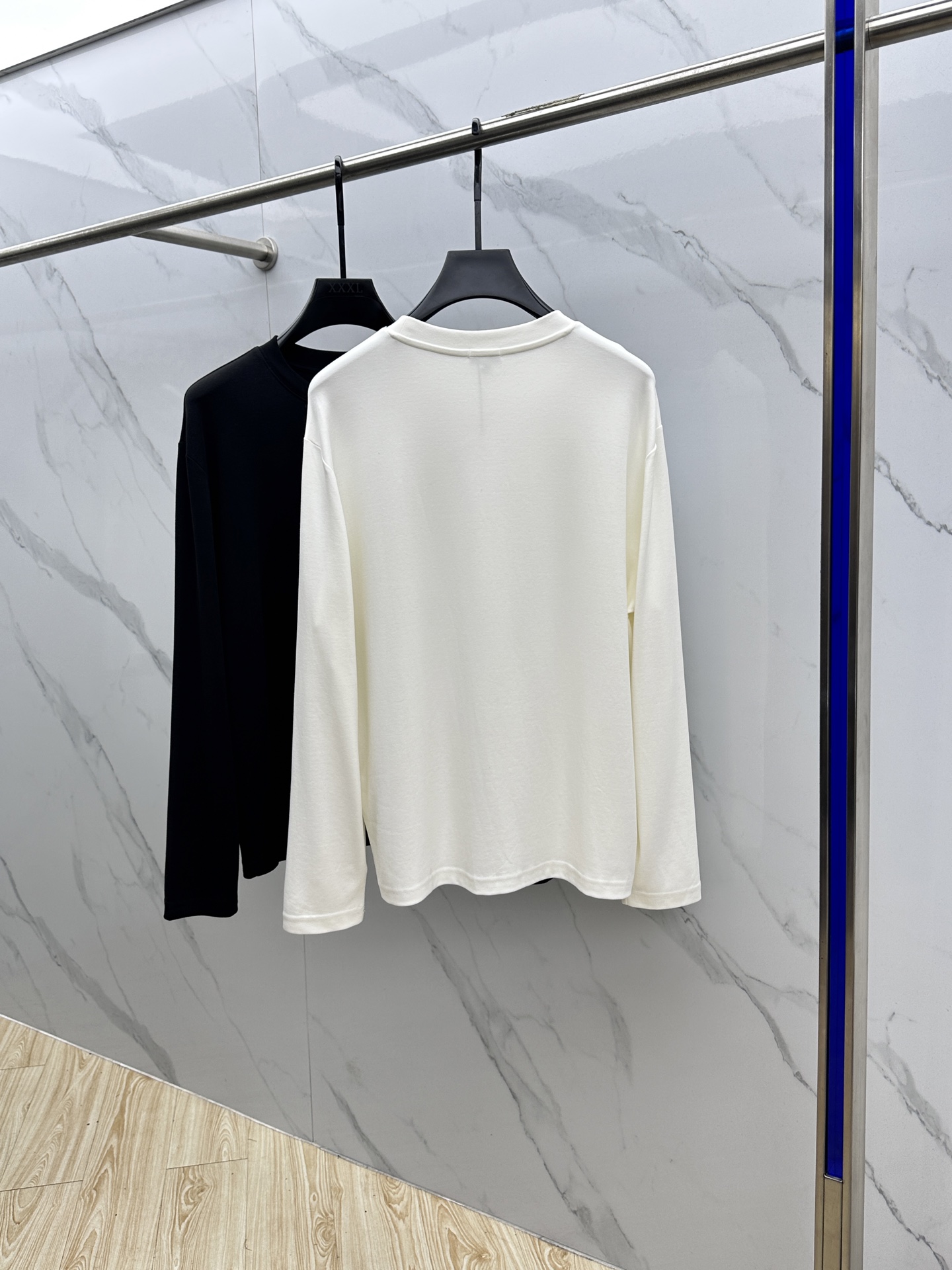  🆕Loewe 罗意威 2025s新款昂跑联名刺绣T恤，胸前字母图形立体绣花设计．字母logo立体搭配．