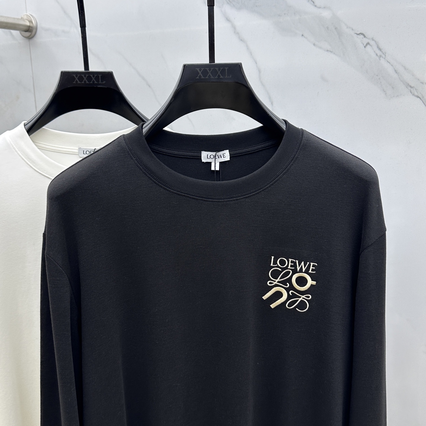  🆕Loewe 罗意威 2025s新款昂跑联名刺绣T恤，胸前字母图形立体绣花设计．字母logo立体搭配．