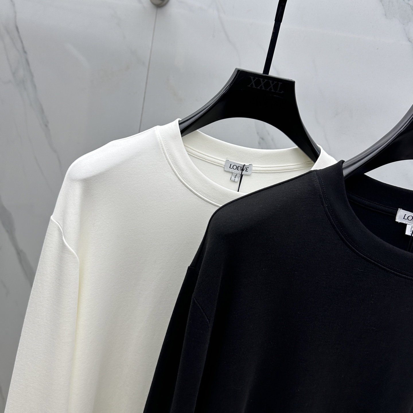  🆕Loewe 罗意威 2025s新款昂跑联名刺绣T恤，胸前字母图形立体绣花设计．字母logo立体搭配．