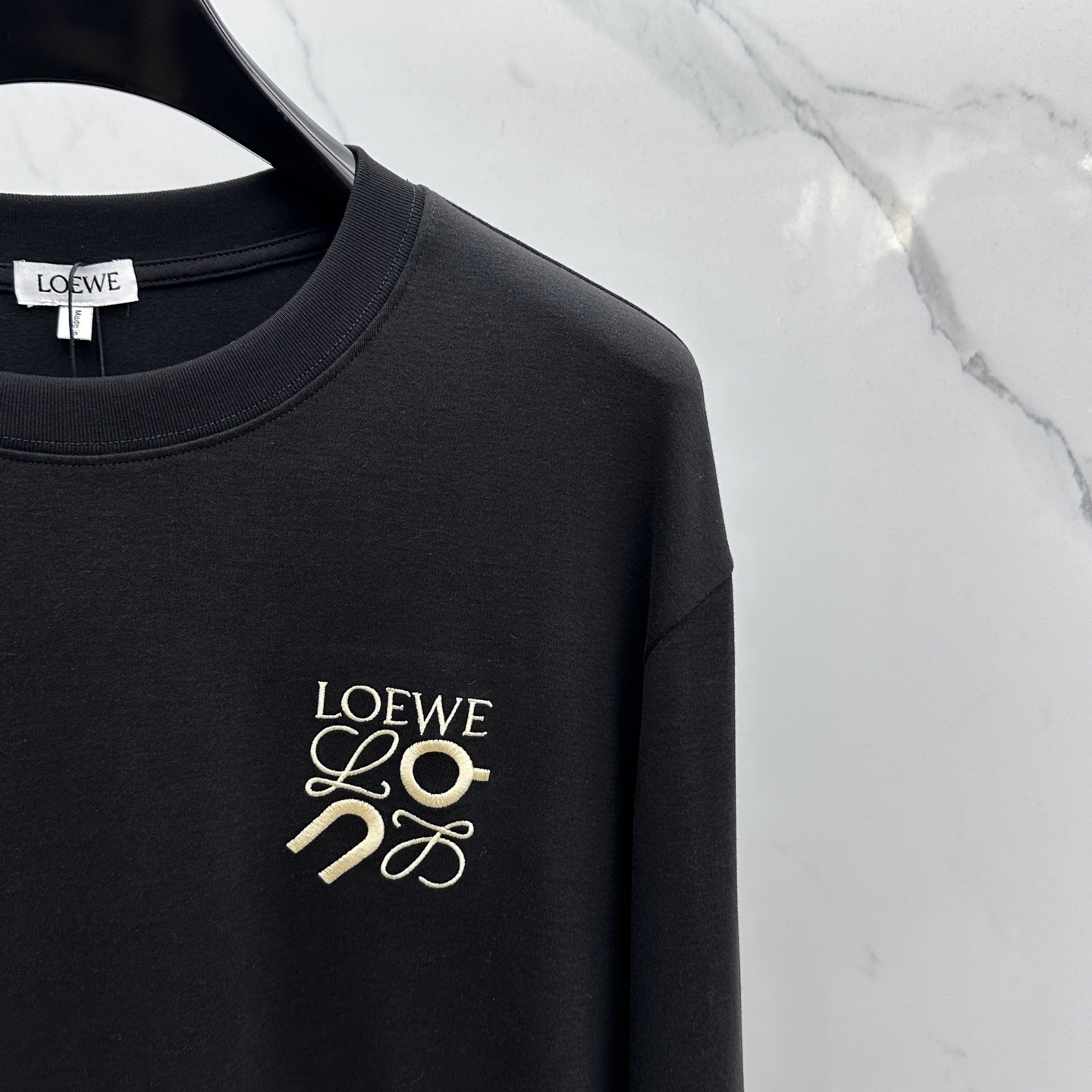  🆕Loewe 罗意威 2025s新款昂跑联名刺绣T恤，胸前字母图形立体绣花设计．字母logo立体搭配．