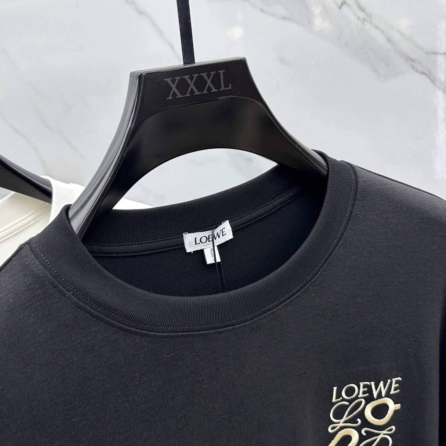  🆕Loewe 罗意威 2025s新款昂跑联名刺绣T恤，胸前字母图形立体绣花设计．字母logo立体搭配．