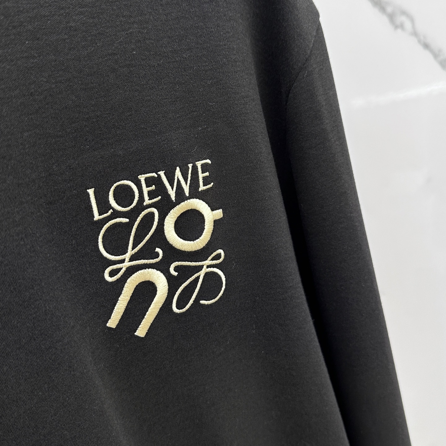  🆕Loewe 罗意威 2025s新款昂跑联名刺绣T恤，胸前字母图形立体绣花设计．字母logo立体搭配．