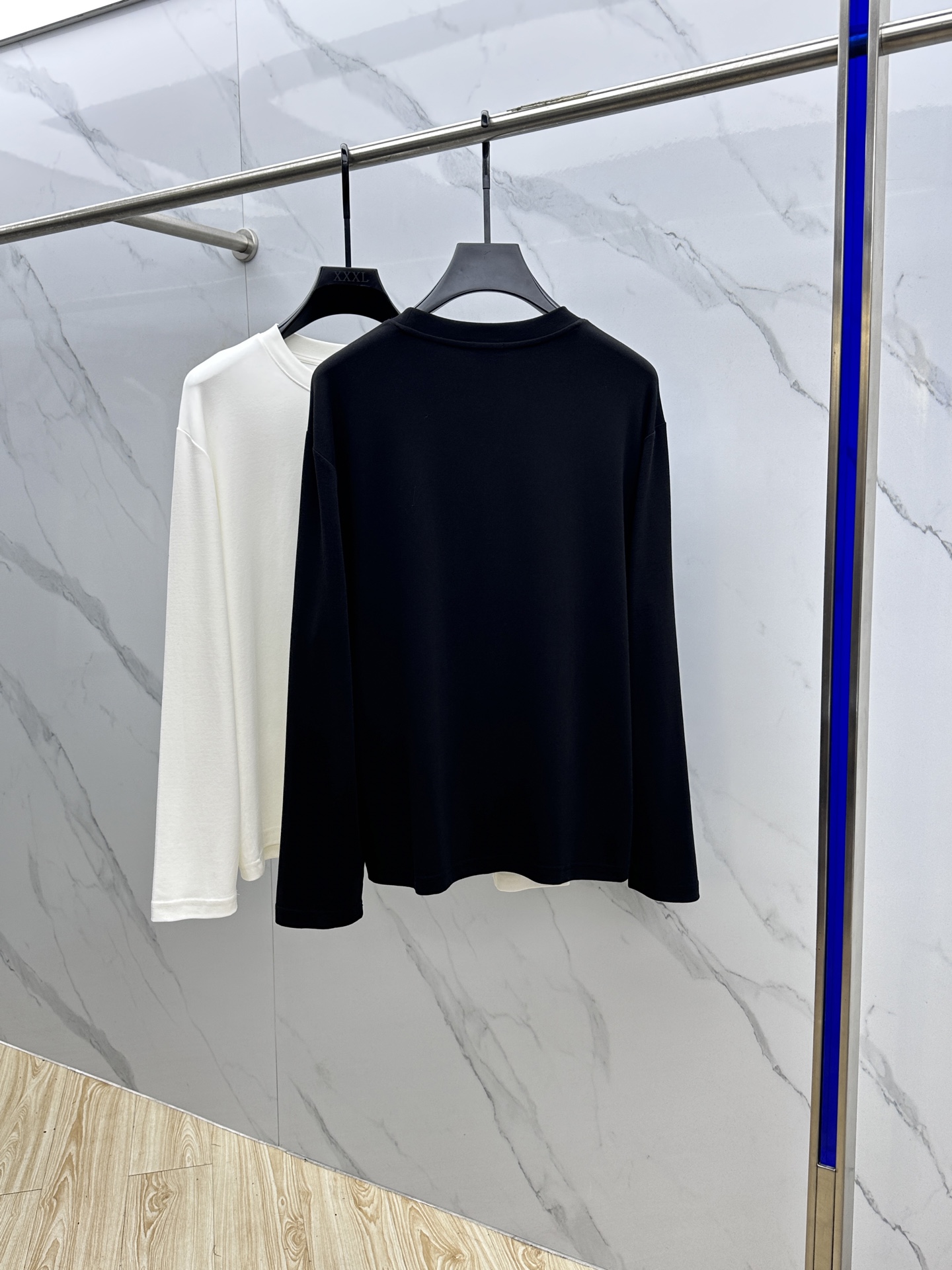  🆕Loewe 罗意威 2025s新款昂跑联名刺绣T恤，胸前字母图形立体绣花设计．字母logo立体搭配．