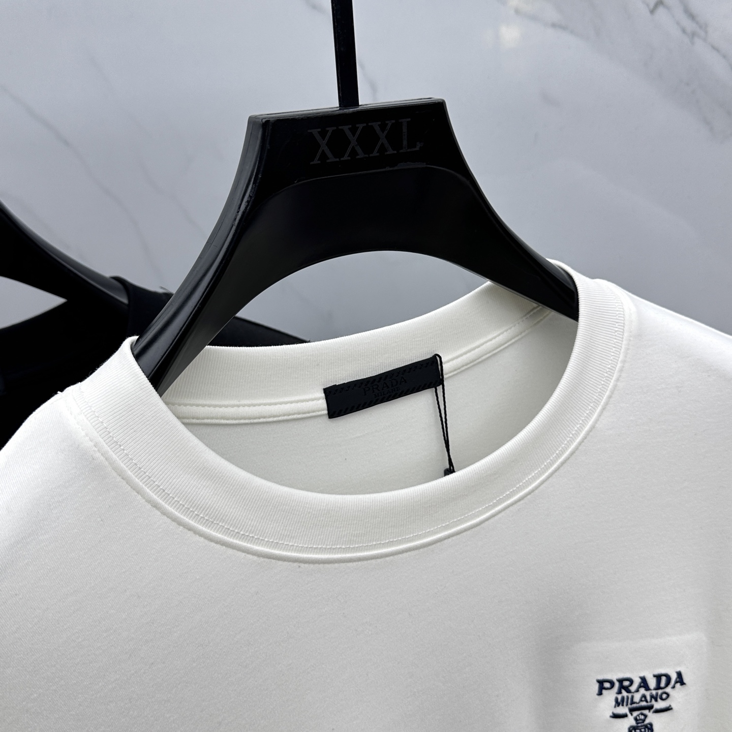 🆕PRADA 普拉达 2025SS秋季新款棉质长袖 T 恤，以当季色调传递典雅韵味，成就日常搭配佳选。左