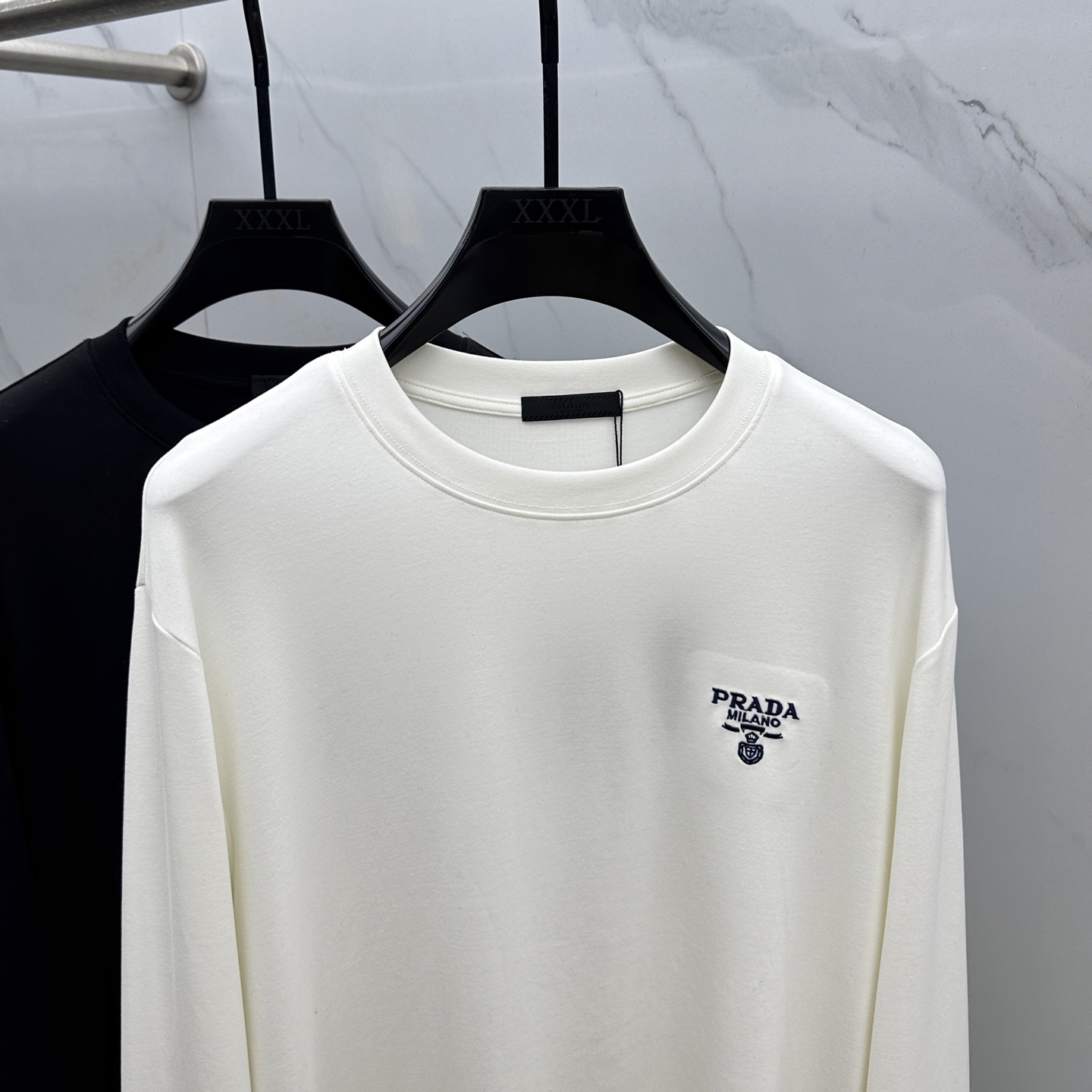 🆕PRADA 普拉达 2025SS秋季新款棉质长袖 T 恤，以当季色调传递典雅韵味，成就日常搭配佳选。左