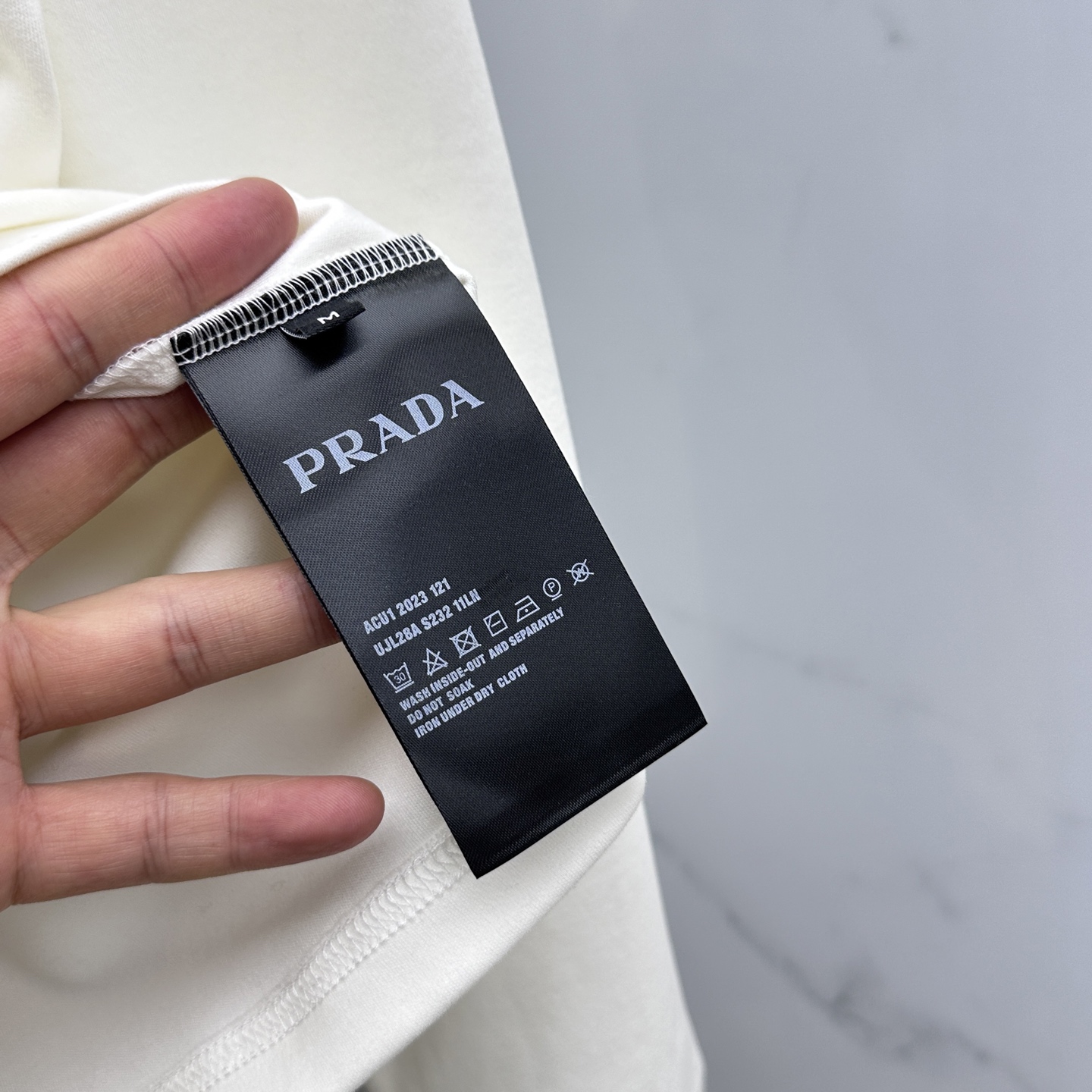 🆕PRADA 普拉达 2025SS秋季新款棉质长袖 T 恤，以当季色调传递典雅韵味，成就日常搭配佳选。左