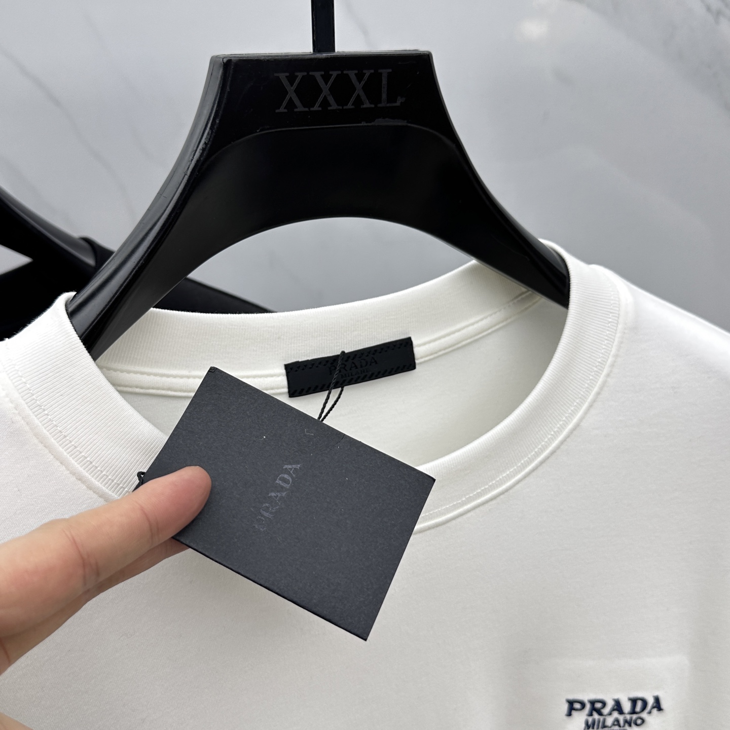 🆕PRADA 普拉达 2025SS秋季新款棉质长袖 T 恤，以当季色调传递典雅韵味，成就日常搭配佳选。左