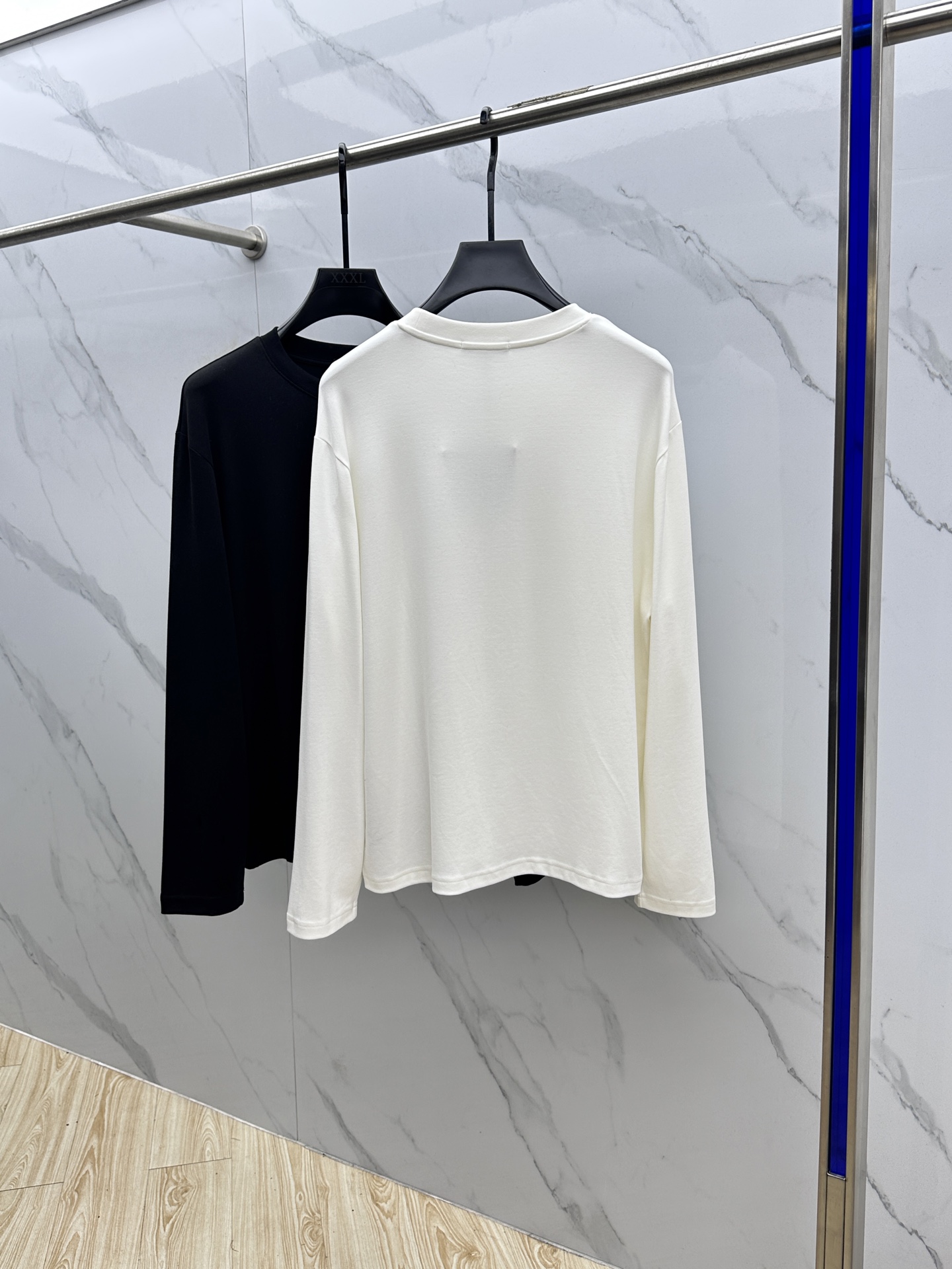 🆕PRADA 普拉达 2025SS秋季新款棉质长袖 T 恤，以当季色调传递典雅韵味，成就日常搭配佳选。左