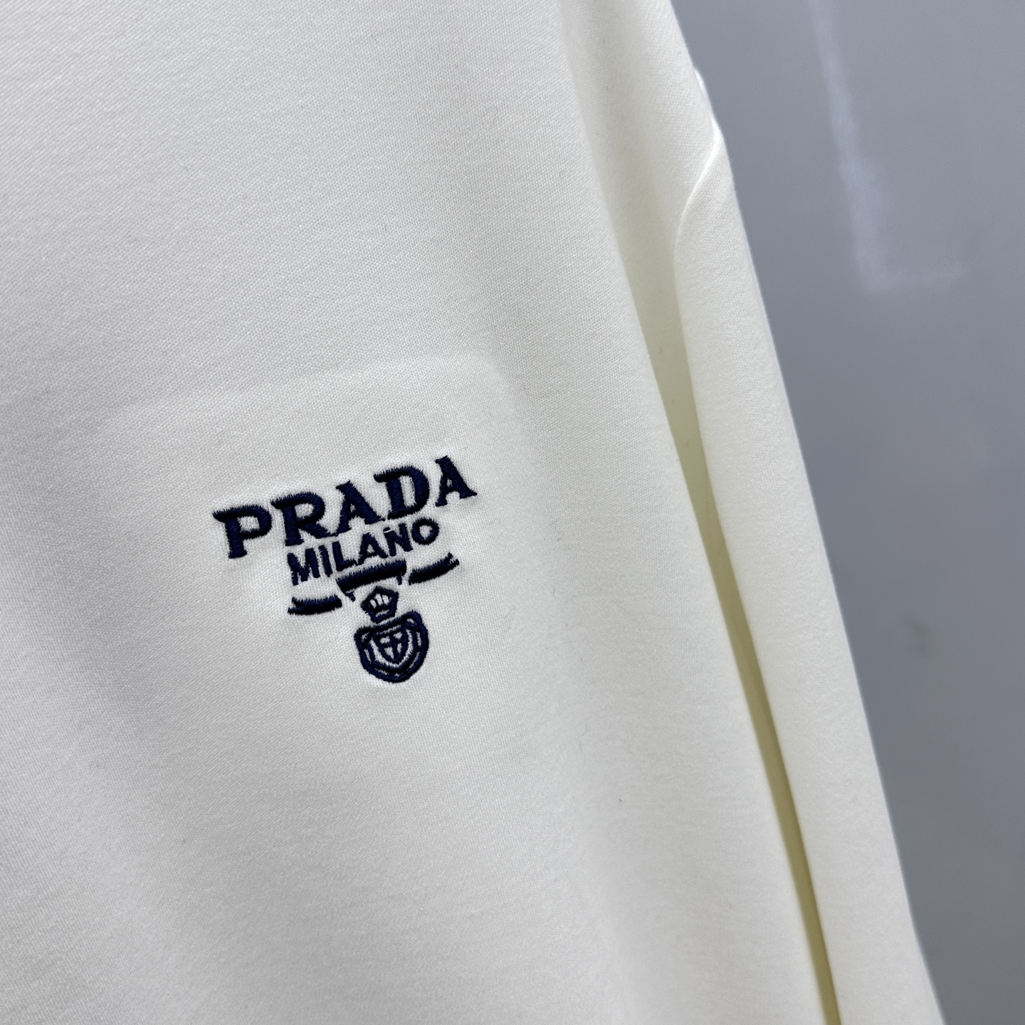 🆕PRADA 普拉达 2025SS秋季新款棉质长袖 T 恤，以当季色调传递典雅韵味，成就日常搭配佳选。左