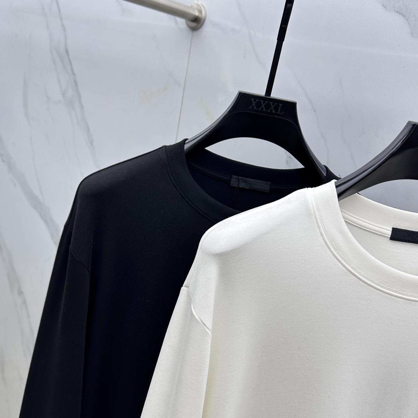 🆕PRADA 普拉达 2025SS秋季新款棉质长袖 T 恤，以当季色调传递典雅韵味，成就日常搭配佳选。左