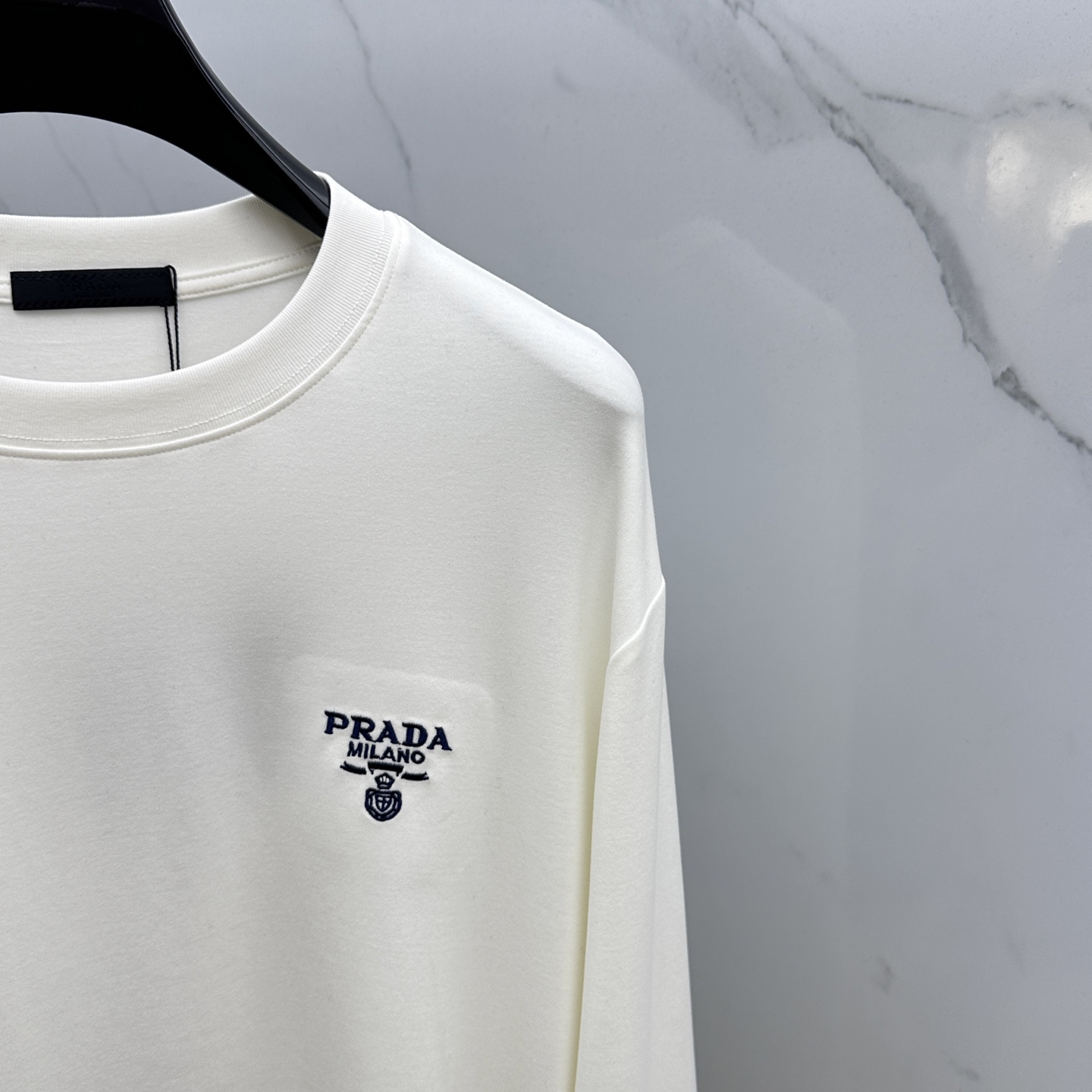 🆕PRADA 普拉达 2025SS秋季新款棉质长袖 T 恤，以当季色调传递典雅韵味，成就日常搭配佳选。左