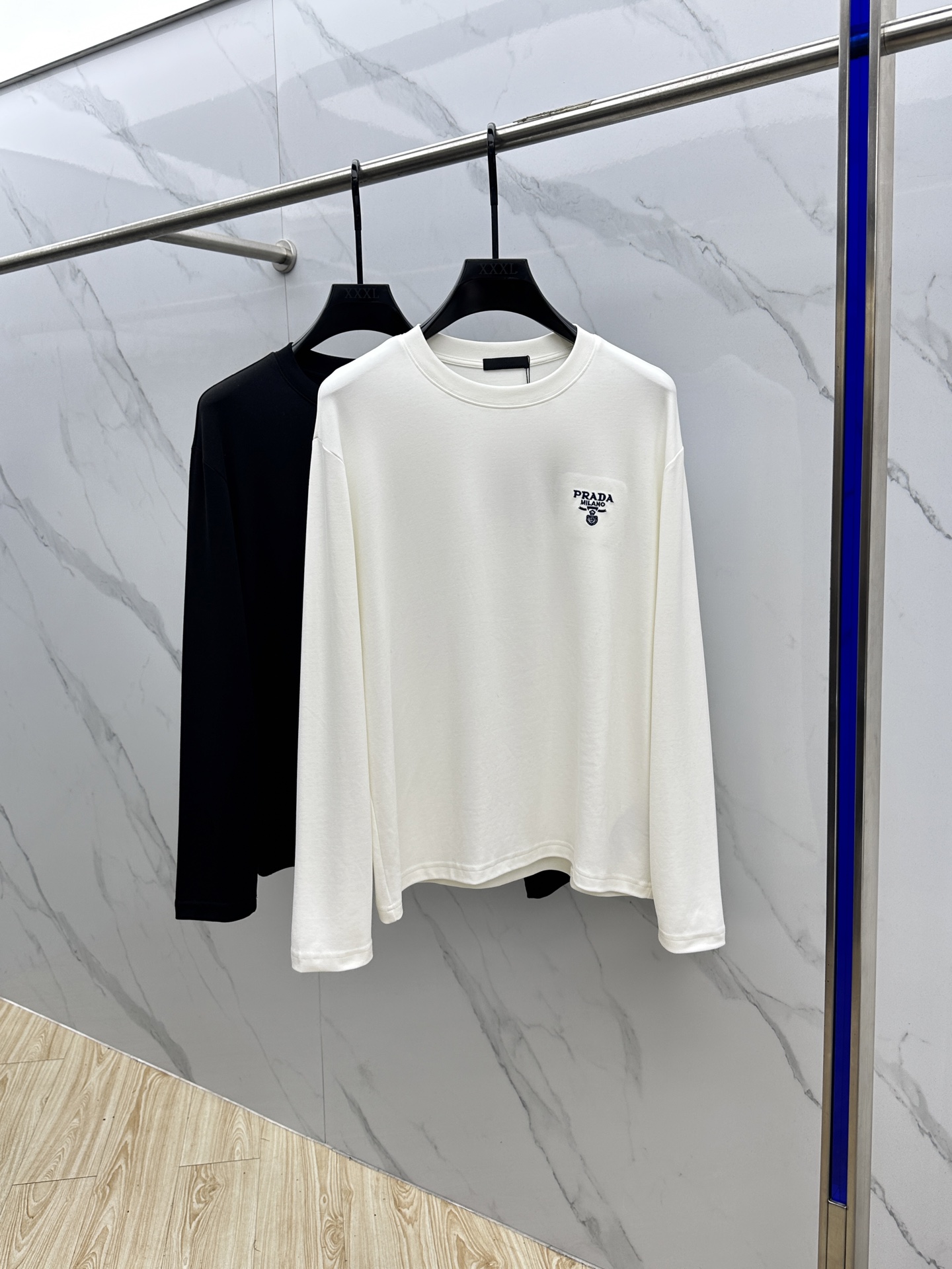 🆕PRADA 普拉达 2025SS秋季新款棉质长袖 T 恤，以当季色调传递典雅韵味，成就日常搭配佳选。左