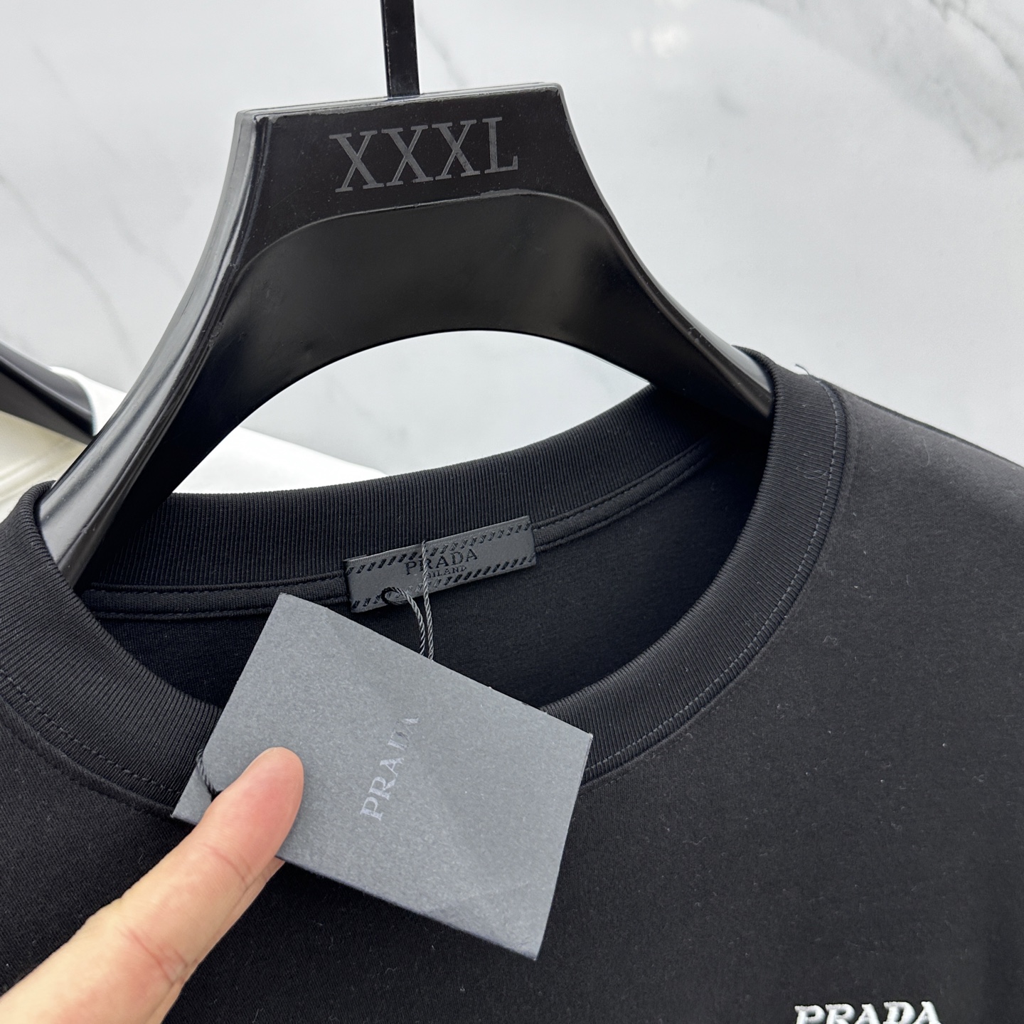 🆕PRADA 普拉达 2025SS秋季新款棉质长袖 T 恤，以当季色调传递典雅韵味，成就日常搭配佳选。左