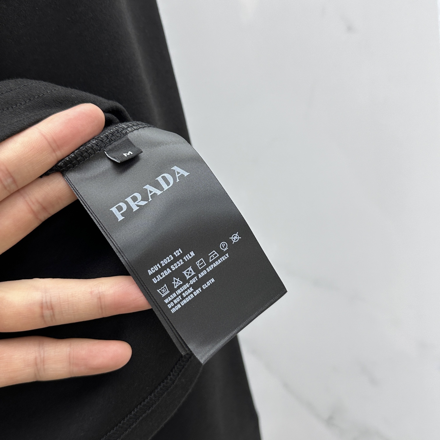 🆕PRADA 普拉达 2025SS秋季新款棉质长袖 T 恤，以当季色调传递典雅韵味，成就日常搭配佳选。左