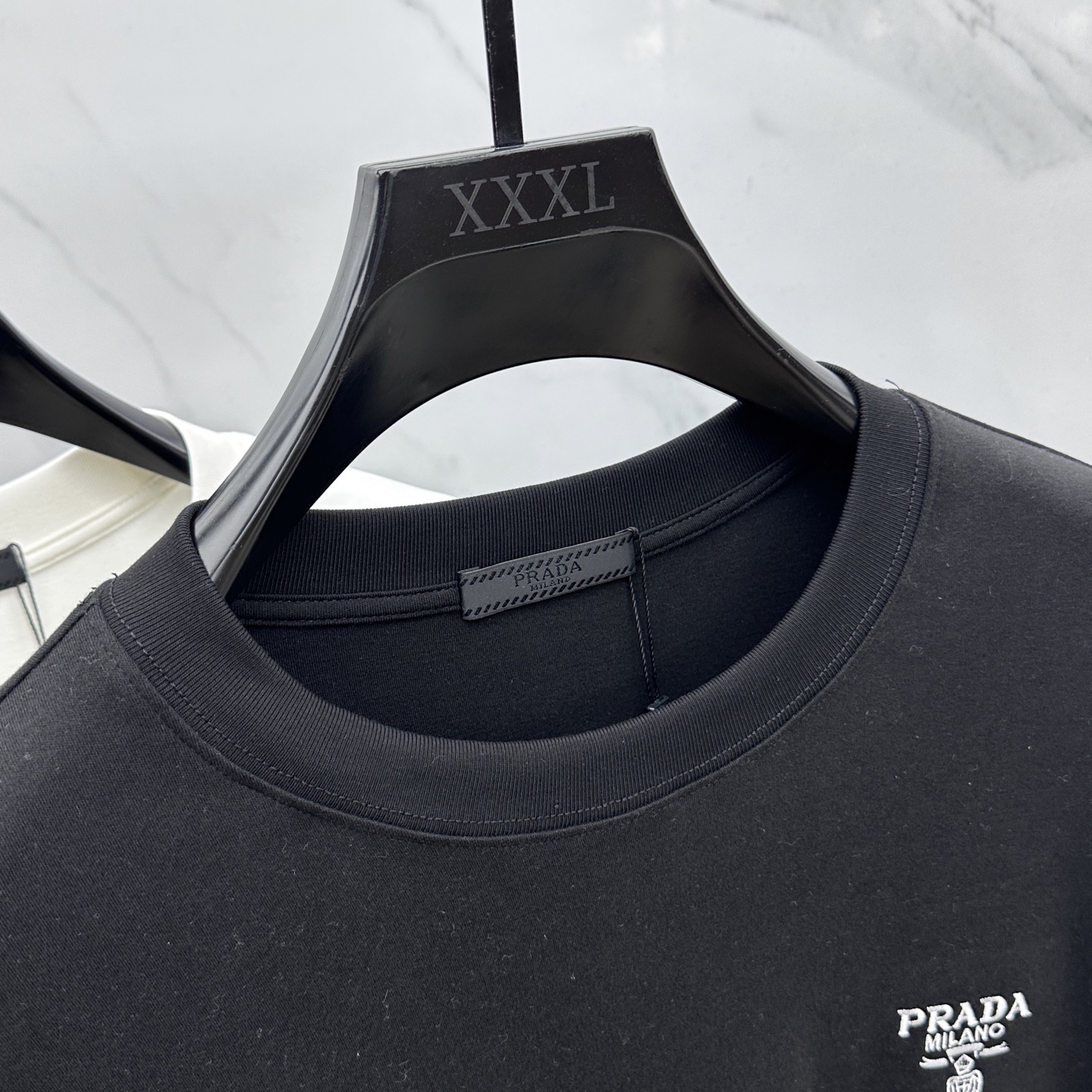 🆕PRADA 普拉达 2025SS秋季新款棉质长袖 T 恤，以当季色调传递典雅韵味，成就日常搭配佳选。左