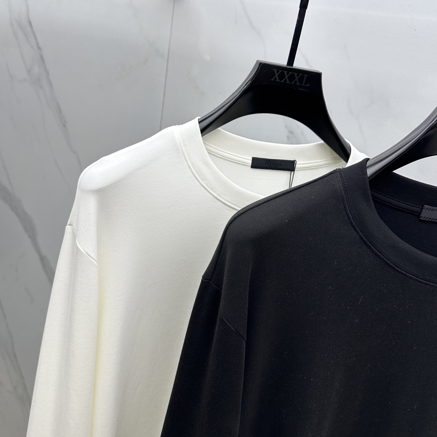 🆕PRADA 普拉达 2025SS秋季新款棉质长袖 T 恤，以当季色调传递典雅韵味，成就日常搭配佳选。左